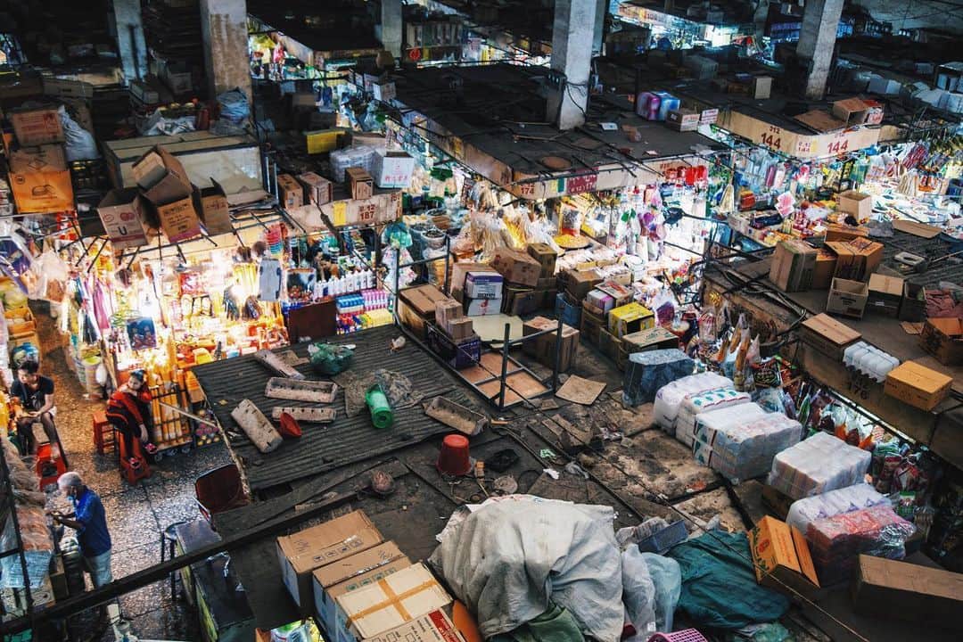 Shunsuke Miyatakeのインスタグラム：「Organized chaotic and brightly dark market, Orussey, Cambodia」
