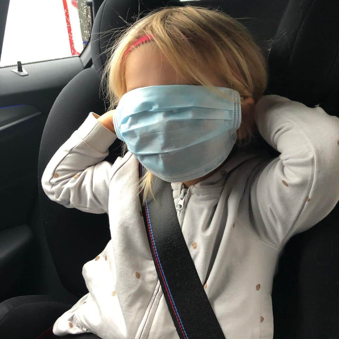 のインスタグラム：「Lenis Kommentar... Papa was ist das für eine blöde Maske, da sieht man ja nichts 😂 Kinder sagen halt immer die Wahrheit... #nagelaufdenkopfgetroffen」