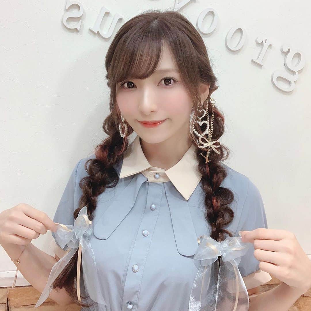 のインスタグラム：「♡ ． ヲタク美容師さんに( @otaku_hairdresser ) ヘアセットしてもらったよ🎀 チャームもついてるの！ゆゆのY💖 推しのイニシャルのチャーム付けるのがおすすめ🥺 髪色も綺麗になって 可愛いヘアセットもして貰って 嬉しい１日でした♥️ ． ． 今の季節にピッタリな紫陽花色のワンピースは Merviさんのもの👗( @mervi_selectshop ) スカートがプリーツ多めの長めワンピで 楽ちんで可愛いのでオススメです💙 ． ． ． #韓国ファッション #ヘアメ #ヘアセット #新宿美容院 #新宿ヘアセット#ヘアアレンジ #量産型ヲタク #量産型 #リボンヘア ． ♡」