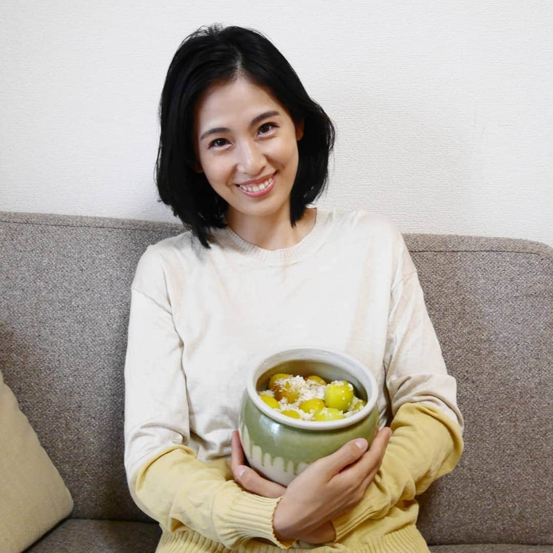 本仮屋リイナさんのインスタグラム写真 - (本仮屋リイナInstagram)「今年もやってきました、大好きな梅仕事！ 無事始められて、とても嬉しいです🧚🌈 まずは、梅シロップと今年初挑戦のはちみつ梅干しを仕込みました❤️ はちみつ梅干しは、10％の塩とはちみつをいれました。 どんな味になるか楽しみ🥺🥺 #嬉しくて目尻下がリイナ #赤ちゃんを抱くように #異常な梅愛 #11年目の梅仕事」6月19日 20時24分 - riina_motokariya