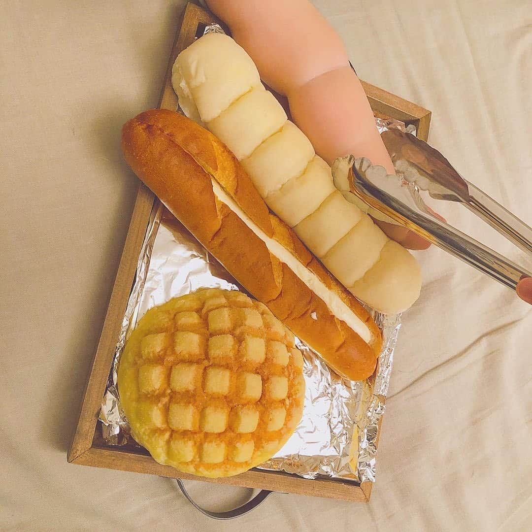 mamagirl ママガールさんのインスタグラム写真 - (mamagirl ママガールInstagram)「『セブンイレブンのちぎりパンとベビーの腕が完全一致😆💗！？』﻿ ﻿ ﻿ 一度はやってみたい！というお声が多いベビーの腕とちぎりパンとの比較👶🥖﻿ どのちぎりパンも美味しそう…🤤﻿ むちむちボディが愛おしすぎます💓﻿ ﻿ ﻿ @fy202044 さんの投稿からの引用です✍️﻿ ・・・・・・・・・・・・・・・・・・・・・・﻿ ﻿ ちぎりりパンはいかがですか〜？🥖♡﻿ ちなみに中身は、母乳入りの﻿ 濃厚ミルククリームです🐮🥛（笑）﻿ 製造年月日は生まれた日を記載してみました✏︎﻿ はむはむしたくなる﻿ このむちむち感たまんないなぁ〜﻿ ﻿ ・・・・・・・・・・・・・・・・・・・・・・﻿ ﻿ photo by @fy202044 @koha.0319 @mugi3960 @he_is_kota ﻿ 素敵なお写真をありがとうございます😊💕﻿ ﻿ 『ママガール』ではオシャレも子育ても楽しみたいママさんに向けて発信中✨﻿ ﻿ @mamagirl_jp や #mamagirl のタグ付けをして下さった投稿からも紹介しております。﻿ 是非、タグ付けやハッシュタグをつけて投稿してみてください🌷﻿ ﻿ ﻿ #ちぎりパン #ちぎりぱん #ちぎりパンベビー #ちぎりぱんみたいな腕 #赤ちゃん写真 #ベビー写真 #赤ちゃんフォト #ベビーフォト #パーツフォト #むちむちベビー #ベビスタグラム #新米ママ #新米ママと繋がりたい #親バカ部 #親バカ #子育て記録 #育児記録 #赤ちゃんのいる暮らし #赤ちゃんのいる生活 #ママと繋がりたい #ママさんと繋がりたい #ママ友募集 #インスタベビー #べびすたぐらむ #ママスタグラム #子育てグラム #ママカメラ #ママカメラ部 #ママカメラマン」6月19日 20時36分 - mamagirl_jp