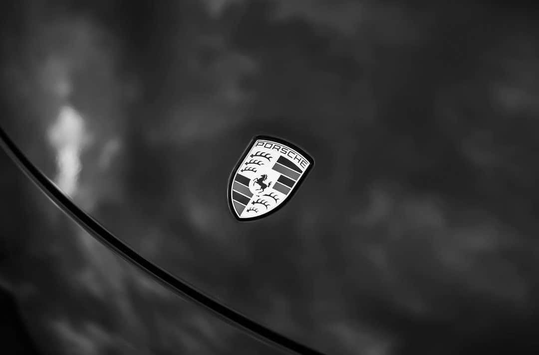 FIVE FOCUS takarada_officialさんのインスタグラム写真 - (FIVE FOCUS takarada_officialInstagram)「emblem//PORSCHE  #porsche #porsche911 #porschecarrera #carrera #japan #gtd #fivefocus #skyphotography #空 #車 #leica #leicam10monochrom #コントラスト  #monochromephotography #monochrome @mottosatoshi @soborodon22 @shimisun @mkyohei @reo0615 @masayart @momikomitv @binbinmobile @porscheclub @porschecenter_kitaosaka @leicahunter @leica_camera」6月19日 20時31分 - takaradayuuya