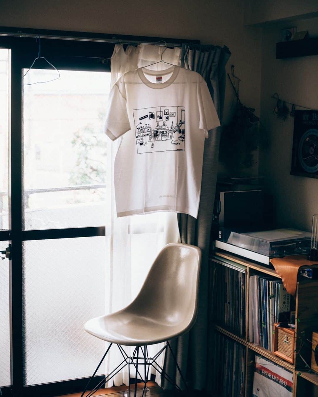 TABROOMのインスタグラム：「【キャンペーンは終了しております】  ニシクボサユリさん描き下ろしイラストのTシャツが当たる、SNS投稿キャンペーン「#家具と暮らしとタブルーム」開催！﻿ ﻿ ずっと使っているテーブルや、最近仲間入りしたスツール。家族との心地良いときを過ごすリビングや、自分だけの書斎。﻿ 皆さんのお気に入りの家具や、家具のある部屋の写真を、大募集しています。﻿ ﻿ ご投稿いただいた中から抽選で15名さまに、人気グラフィックアーティスト ニシクボサユリさん（@sayurinishikubo）描き下ろしイラストのTシャツをプレゼントいたします。﻿ 皆様のご参加、お待ちしております！﻿ ﻿ ﻿ 【キャンペーン参加方法】﻿ STEP1：TABROOM公式アカウント﻿ @tabroom_magをフォローする。﻿ ﻿ STEP2：お気に入りの家具またはあなたのお部屋の写真を撮影し、下記内容を本文に入れて投稿する。﻿ 「 #家具と暮らしとタブルーム 」﻿ 「 @tabroom_mag 」﻿ ﻿ STEP3：当選された方にはDMでご連絡いたします。﻿ ﻿ ﻿ 【プレゼント内容】﻿ 今回のキャンペーンのために、グラフィックアーティストのニシクボサユリさんにイラストを描き下ろしてもらいました。﻿ シンプルな線とモノクロだからこそ、家具と人の温かな暮らしが伝わる、とても素敵なイラストです。﻿ ﻿ サイズはS/M/L、カラーは白と黒の2色です。﻿ 当選者の方には、お好きなサイズ・カラーを選んでいただけます。﻿ Tシャツの詳細は、プロフィール記載のリンクからキャンペーンページを確認ください。﻿ ﻿ ﻿ 【注意事項】﻿ ・アカウントを非公開に設定されている場合は選考対象外となります。﻿ ・抽選時点(7月末頃を予定)で、キャンペーンに応募したSNSでタブルームの公式アカウントのフォローを解除している、または当該投稿を削除されている場合、選考対象外となります。﻿ ・当選された方にはDMをお送りいたしますが、ご連絡が7日以内にない場合は当選を無効とさせていただきますのでご注意ください。﻿ ・賞品の発送は日本国内に限ります。﻿ ・ご提供いただいた写真は、当サイトTABROOM(タブルーム)で掲載させていただく場合がございます。なお、ご投稿いただく写真に第三者の権利が含まれる場合、ご投稿者ご自身の責任を以て必要な権利処理をしていただいたうえご投稿ください。﻿ ・お一人様何回でもご応募いただけますが、当選の権利はお一人様１回までとさせていただきます。﻿ ・当選の権利を、換金・他の方へ譲渡することはできません。﻿ ・本キャンペーンの選定基準や選考結果に関するお問い合わせは受け付けておりませんので、あらかじめご了承ください。﻿ ﻿ #TABROOM #タブルーム #ニシクボサユリ  #イラストレーター #インテリア #家具 #家具コーディネート #インテリアコーディネート #暮らし #暮らしを楽しむ #おうち時間 #おうち時間を楽しむ #キャンペーン #キャンペーン開催中 #インスタグラムキャンペーン #インテリア好きな人と繋がりたい #家具好きな人と繋がりたい」