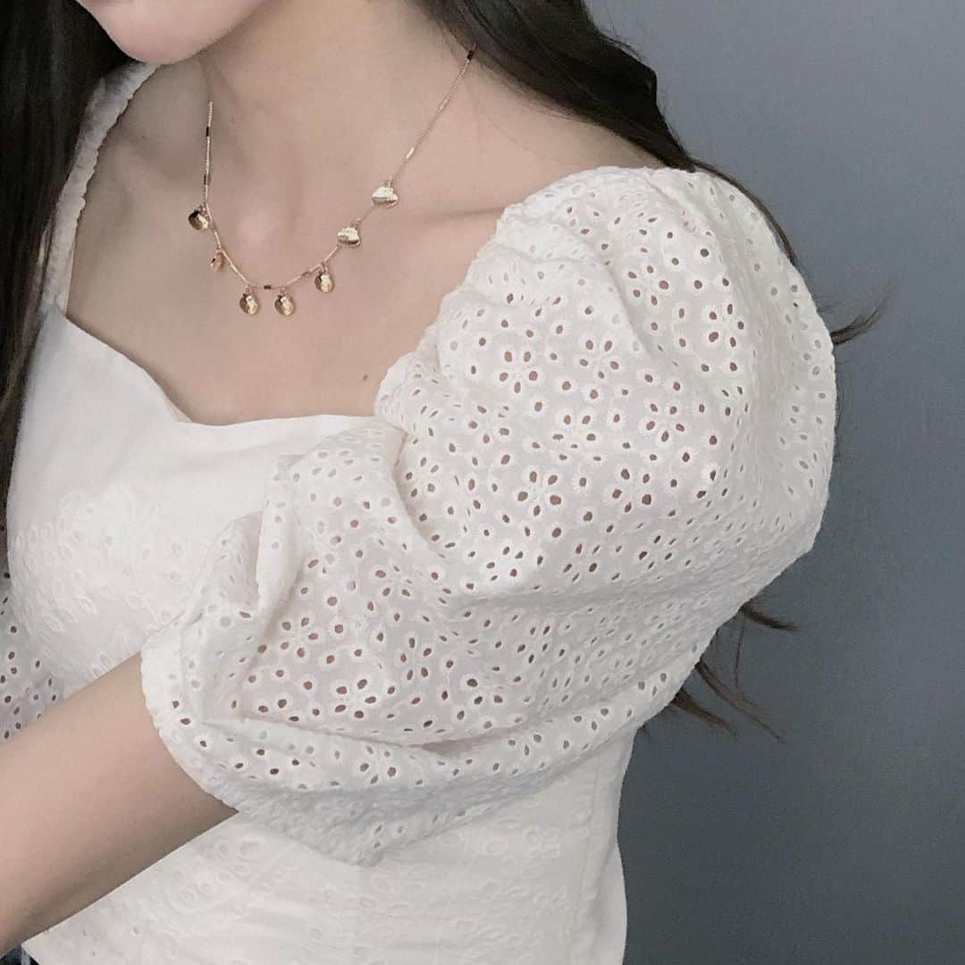 野島樺乃のインスタグラム：「🐚 . . コメント返すよ🐚 #hm #accessory #ネックレス #ブラウス #ブラウスコーデ #오오티디 #ootd #cafe #follow #モノトーンコーデ」