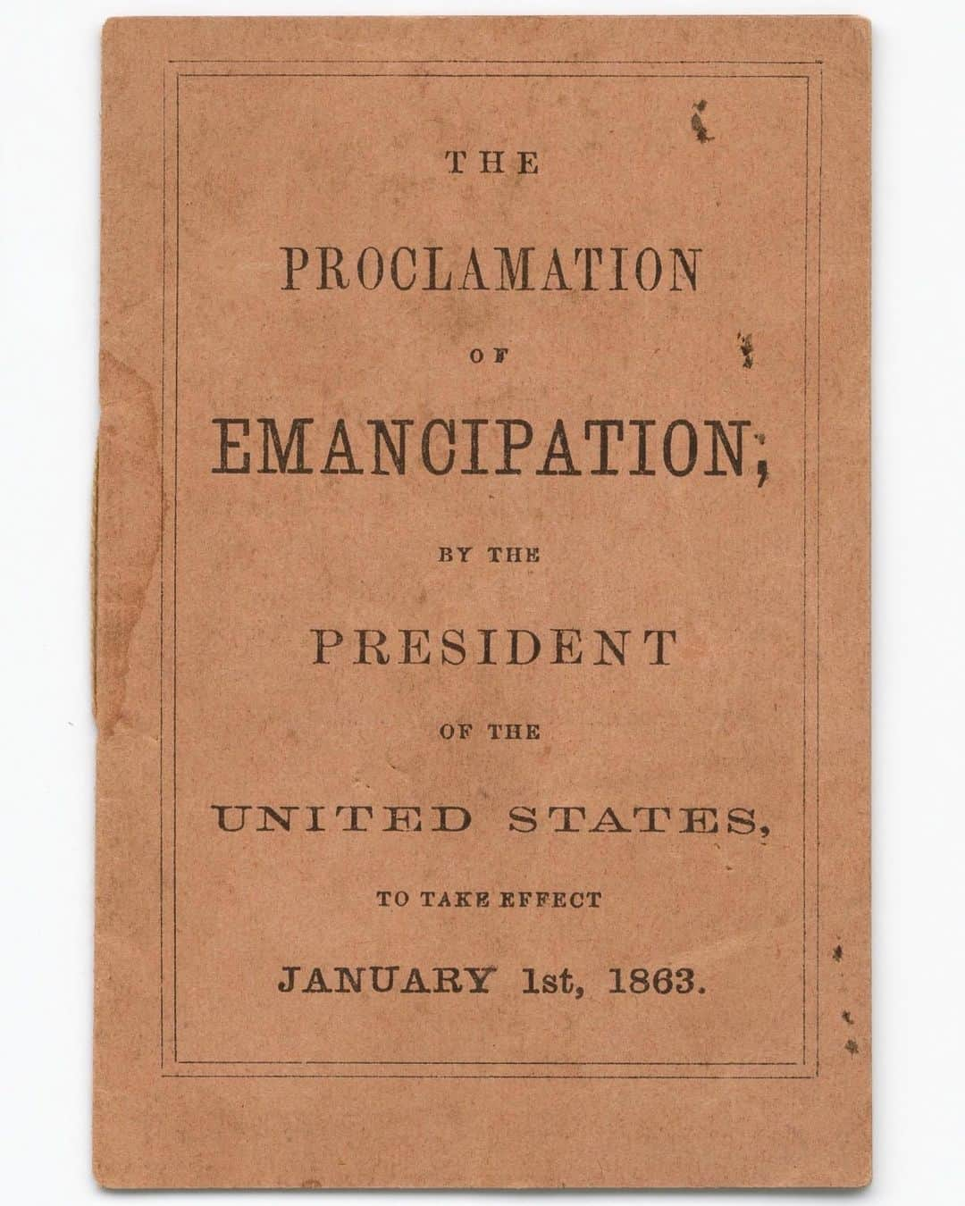 スミソニアン博物館さんのインスタグラム写真 - (スミソニアン博物館Instagram)「Today is #Juneteenth, marking the day enslaved African Americans in Galveston, Texas, were notified of their freedom. It's celebrated as the end of U.S. chattel slavery and our nation's second independence day. The Emancipation Proclamation took effect in 1863, but it only freed those in rebelling states and could not be implemented in places under Confederate control. In the westernmost Confederate state of Texas, enslaved people waited two more years for freedom. On June 19, 1865, Union troops arrived in Galveston and announced that the more than 250,000 enslaved African Americans in the state were free by executive decree. The newly freed people in Texas called the day "Juneteenth." This booklet in our @nmaahc's collection was produced in December 1862 for Union soldiers to read and distribute among African Americans. You can explore the museum’s Juneteenth presentations, stories, photographs and recipes online at nmaahc.si.edu/juneteenth. #APeoplesJourney」6月19日 20時44分 - smithsonian