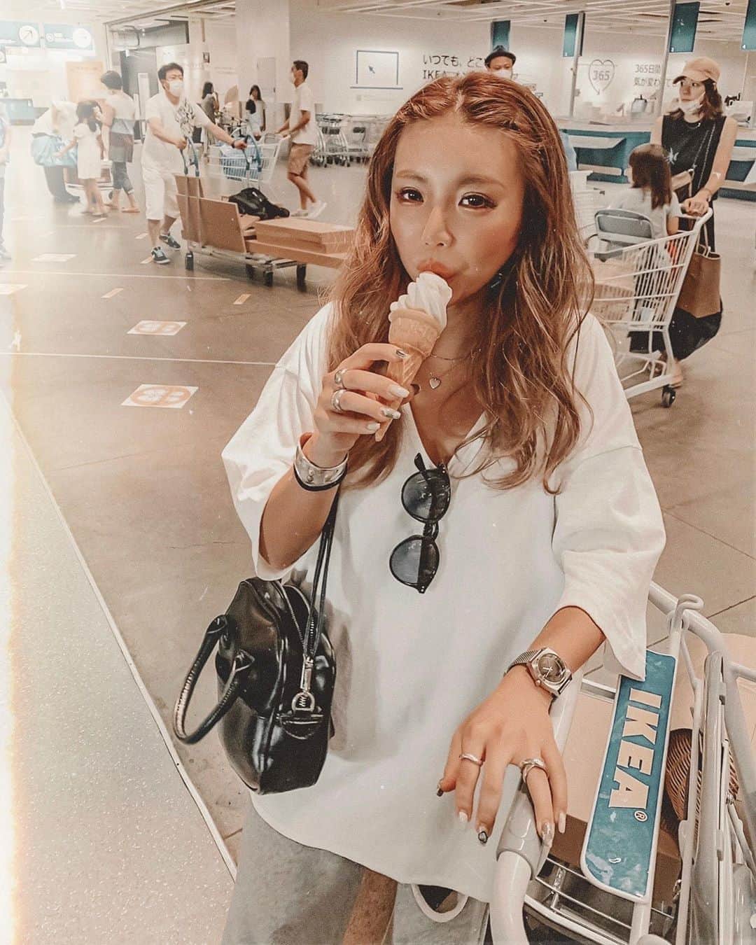 ✷kana✷のインスタグラム：「💙🍦💛 . . ひさびさにIKEAデート🛒 棚とか収納系のお買い物しました〜 . そんな日のコーデは楽チンゆるゆる @su_do___ のスリットTにパンツ、 @bubblyofficial02 のスクエアバッグ♡ シンプルかわいい！！ さて急ピッチでお片付け頑張ります。 . #outfit #ootd」