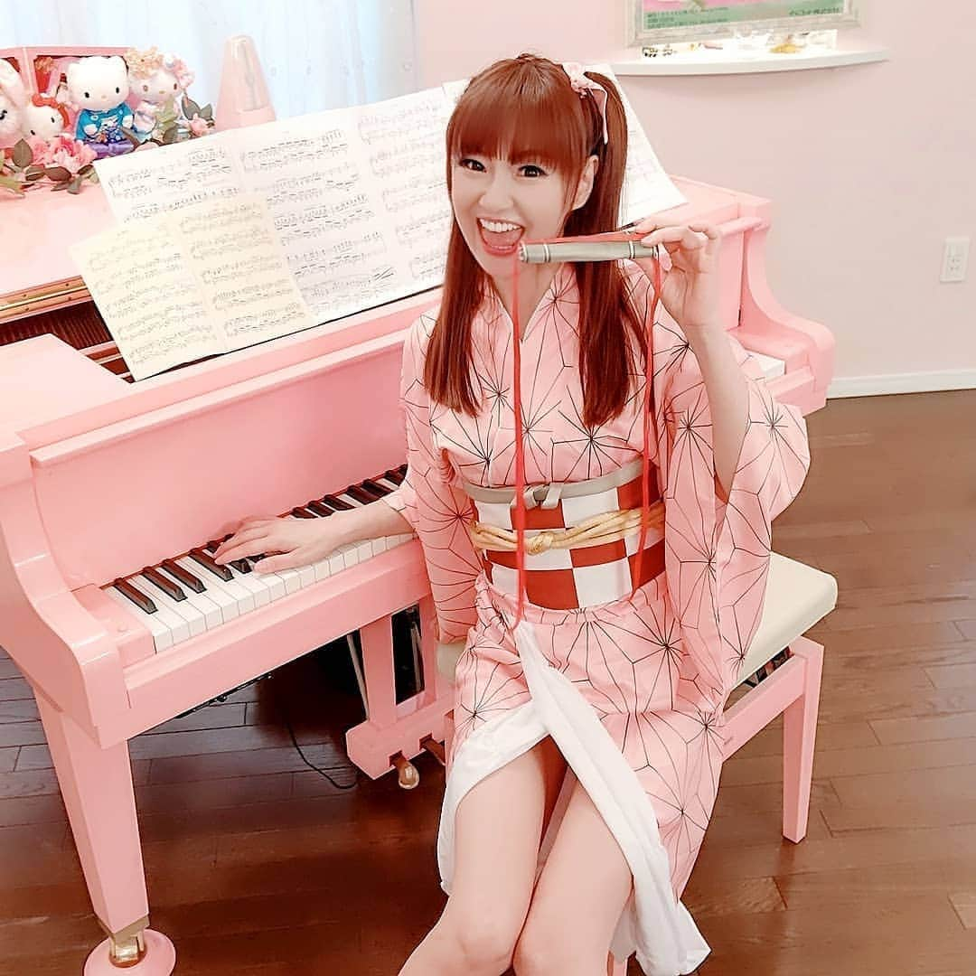 さゆりさんのインスタグラム写真 - (さゆりInstagram)「明日朝9時✨YouTubeにて『鬼滅の刃』【紅蓮華】🎹アップしますです〰🤩🤩 #お待たせしましたぁ😅💦 #途中 #自粛でなまってこけて右手負傷の巻🤣 #最終回に合わせたかった〰🤣 #後半部分 #さゆり史上最高難度　❕❕🤩❕❕ #無謀な挑戦を聞いてやって貰いたいです #高い山は登るもの🥰 #かつみさゆり#さゆり#吉本坂46 #かつみさゆりのボヨヨンチャンネル #池田明子先生 ありがとです🥰 #鬼滅の刃 #紅蓮華ピアノ #ピアノ #piano #ねずこ #ねずこコスプレ」6月19日 20時39分 - katsumisayuri_sayuri