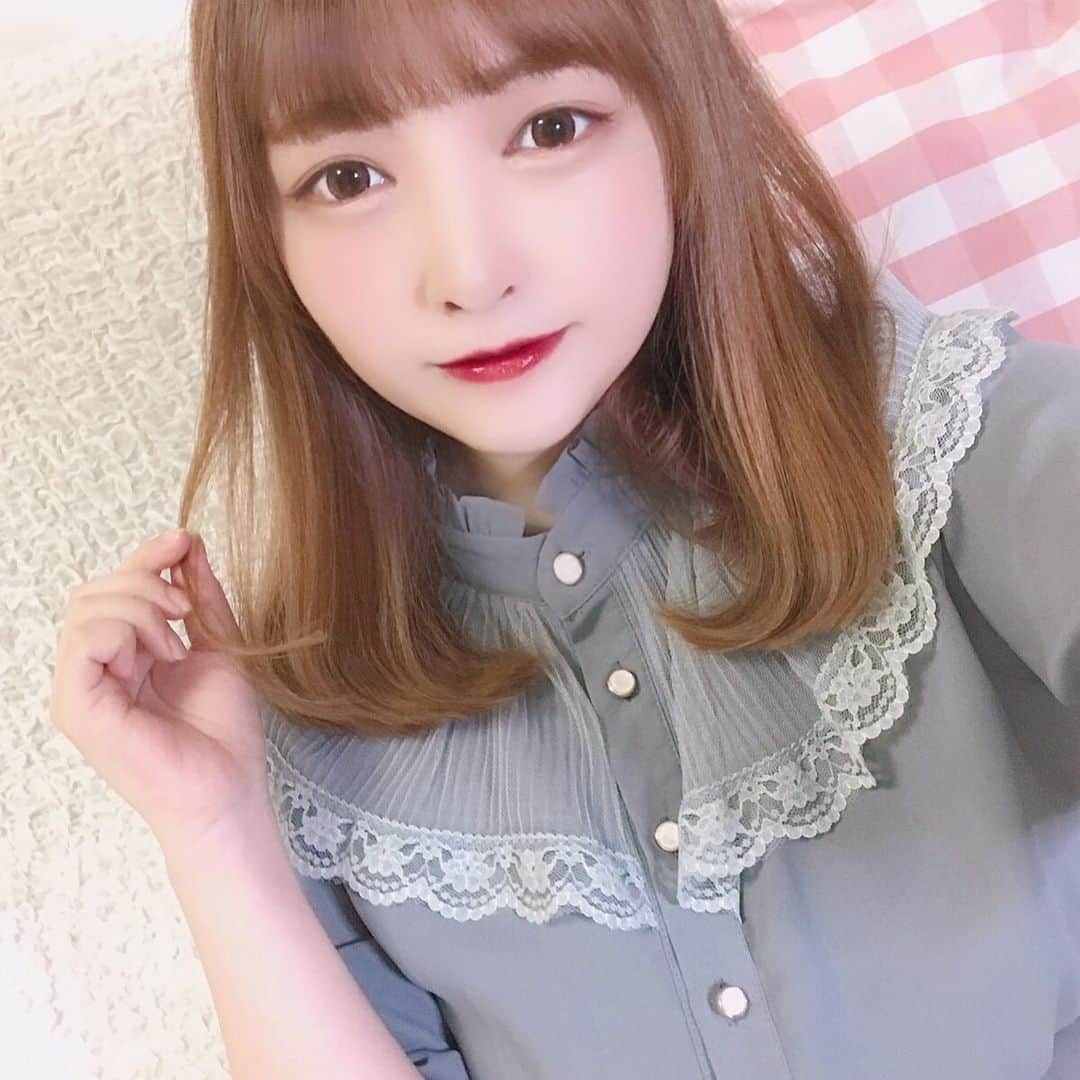 椎名あつみのインスタグラム：「ついに！！ セルフカットでばっさり かみきりましたーっ🥰❤️❤️ 10分かからないくらいで きれいにできたー！！ 10センチくらいはきったよ😖 この長さであとは もう少し髪あかるくしたいの🥺❤️ 金髪したいなーっ🎅🏻🎅🏻🎅🏻 だめかなー！！！ セルフカットたのしー！！ 寝癖がひどいー！！🎅🏻❤️☺️ ぜひ動画みてください🎅🏻🦖 #セルフカット  #ヘアカット  #ヘアアレンジ」