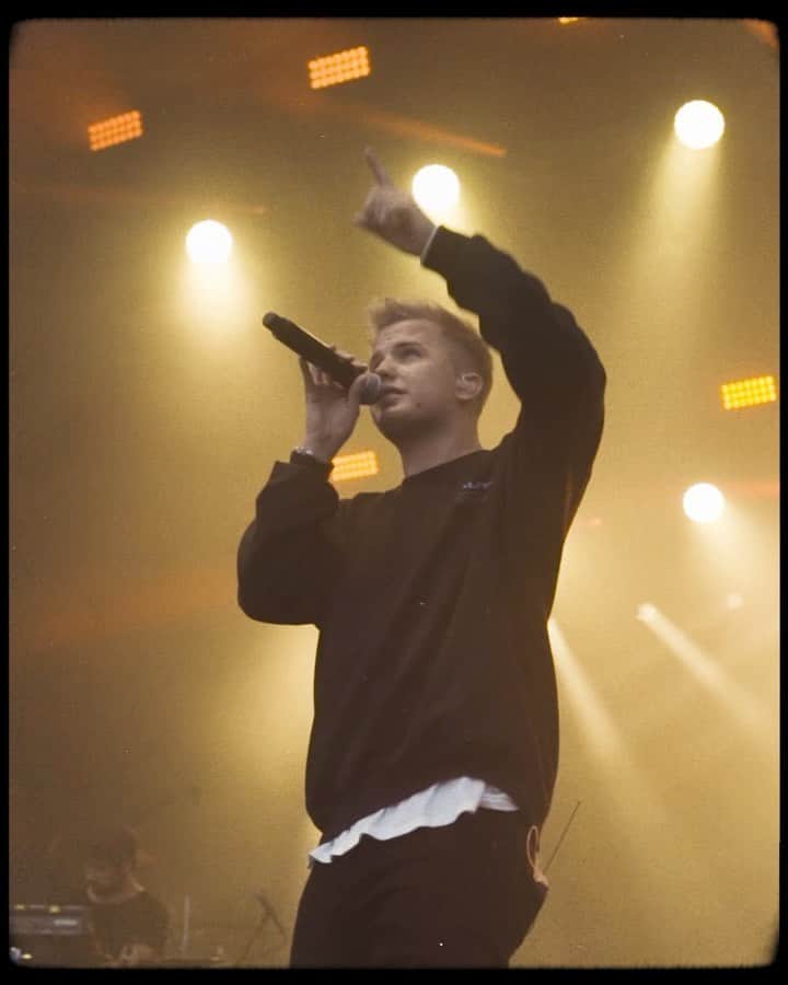 Kayefのインスタグラム：「Hier ein kleines Recap von den letzten Shows :) Hier die nächsten Dates: 25.06.20 - Halle (Saale) 02.07.20 - Niedergörsdorf (90km von Berlin) 18.07.20 - Oberstaufen Bergsommerfestival  Kommt vorbei :) Tickets in den Highlights!」