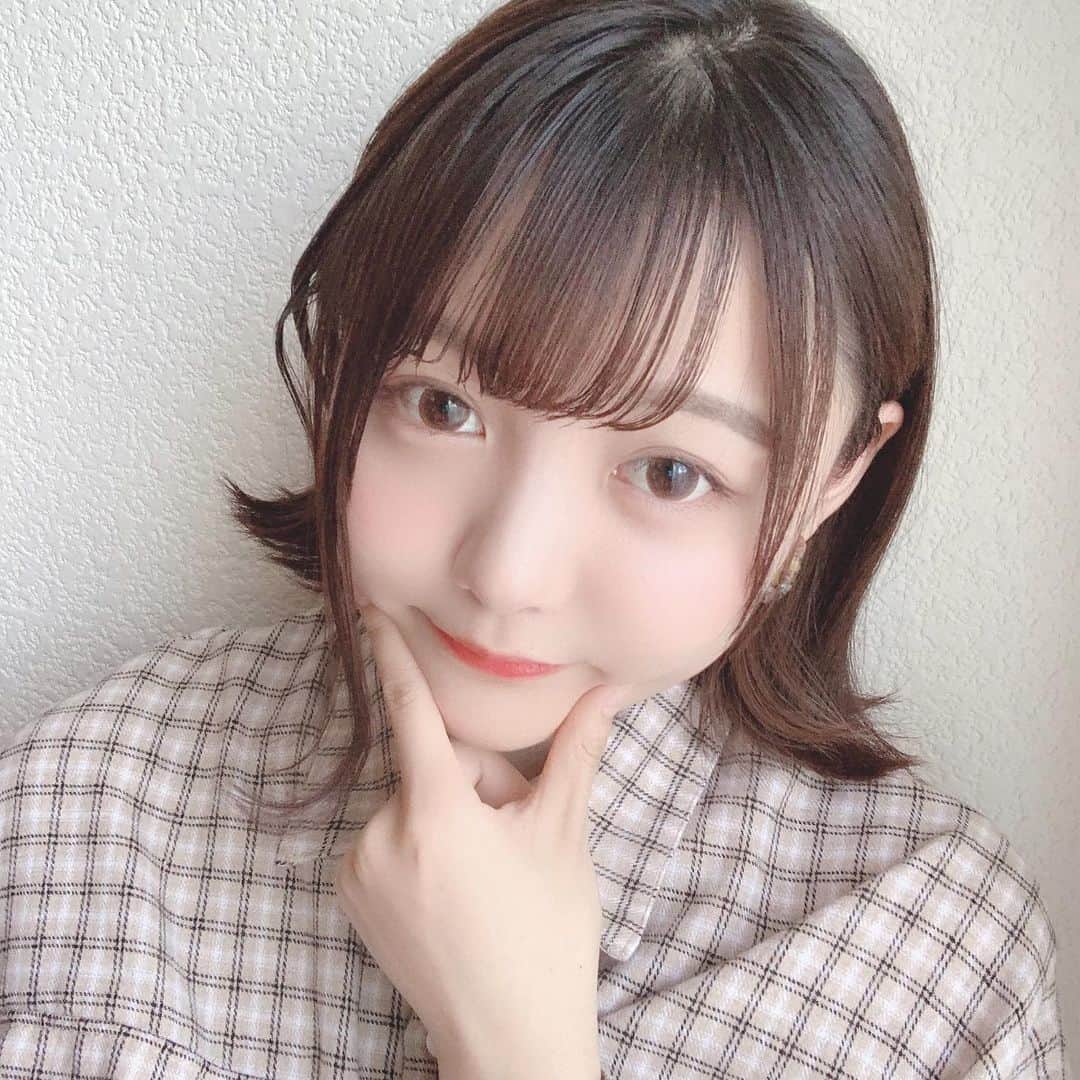 みさねさんのインスタグラム写真 - (みさねInstagram)「ㅤ 外ハネと内巻きどっち派🐨？ ㅤ 今日はいつもよりナチュラルメイク🌻 ㅤ 最近 @unibeauty_2018 のカラコンを使っとるけんそれに合わせてブラウン系のメイクにしとる🥺kukkaのリリーブラウン🥺透明感が夏っぽくていい感じ🥺 ㅤ ピアスは @sukonbu_official コラボの❤️ ㅤ #メイク #夏メイク #ボブ#ボブアレンジ　#ボブヘアアレンジ #外ハネアレンジ #コスメ #カラコンレポ #カラコンレビュー #unibeauty #ユニビューティ #カラコン #kukka #リリーブラウン #アイメイク #ブラウンメイ」6月19日 20時49分 - misane1209