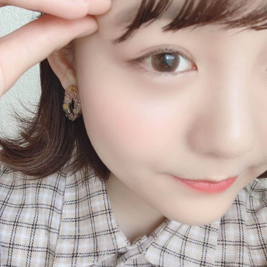 みさねさんのインスタグラム写真 - (みさねInstagram)「ㅤ 外ハネと内巻きどっち派🐨？ ㅤ 今日はいつもよりナチュラルメイク🌻 ㅤ 最近 @unibeauty_2018 のカラコンを使っとるけんそれに合わせてブラウン系のメイクにしとる🥺kukkaのリリーブラウン🥺透明感が夏っぽくていい感じ🥺 ㅤ ピアスは @sukonbu_official コラボの❤️ ㅤ #メイク #夏メイク #ボブ#ボブアレンジ　#ボブヘアアレンジ #外ハネアレンジ #コスメ #カラコンレポ #カラコンレビュー #unibeauty #ユニビューティ #カラコン #kukka #リリーブラウン #アイメイク #ブラウンメイ」6月19日 20時49分 - misane1209