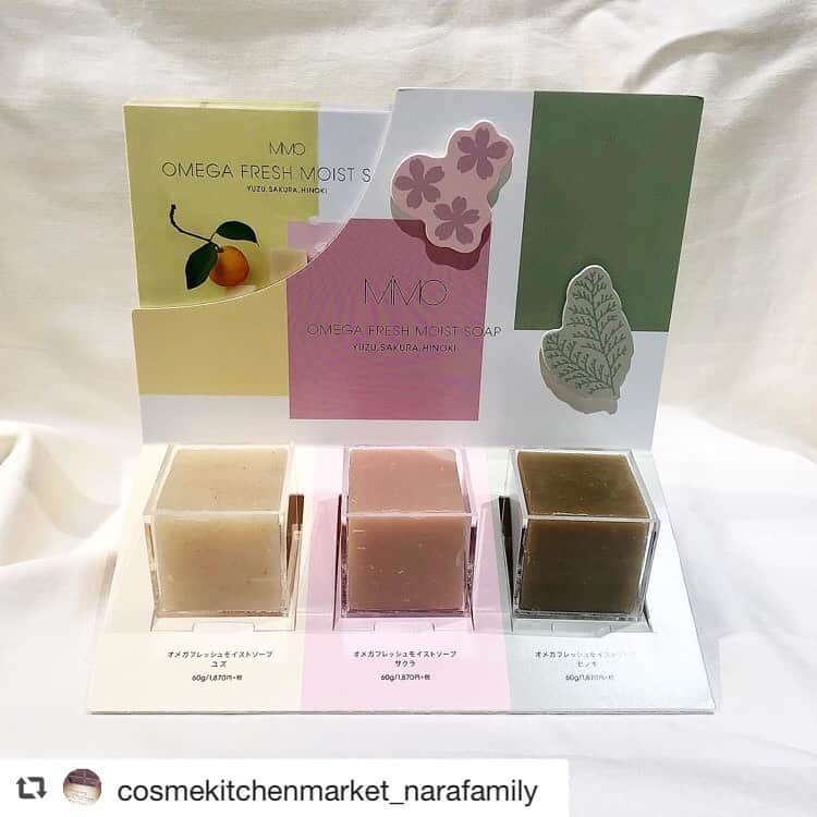 narafamily | ならファミリーさんのインスタグラム写真 - (narafamily | ならファミリーInstagram)「Cosme Kitchen Market（ならファミリー 1F) . 皆さまこんにちは🤍!! いつもご覧になって頂きまして 有難うございます🙇‍♀️ コスメキッチンマーケットならファミリー店です🐪✨ . . 今日は6/17に先行発売となりました MiMCオメガフレッシュソープ 限定品のご紹介です💁🏻‍♀️💕 . . . □オメガフレッシュモイストソープ サクラ/ヒノキ/ユズ 各60g  各¥1.870+tax . . 💡肌質に合わせて選べる3種類の和ソープ 🌸サクラ《普通肌》 保湿しながら肌荒れを防ぐ、 奈良県産ほか国産ソメイヨシノ葉エキス配合。 また天然クレイが古い角質やケアの汚れを きちんと落とし、透明感のある肌印象へ✨✨ 💚ヒノキ《オイリー肌》 乾燥や外気の汚れなどの外的刺激から お肌を守り、清潔に保つ北海道産ほか 国産クマイザサの葉や抹茶の葉のパウダー配合🌿 🧡ユズ《乾燥肌》 y-オリバノール、ビタミンB・Eなど 美肌成分が豊富なコメヌカパウダーを配合。 汗や皮脂などの汚れはオフしながら しっとり洗いあげます🤩🤲 . 💡サスティナブルな茶の実を絞ったオイルで 肌をエイジング😌💓 💡自然の恵みを丸ごと生かす 「コールドプロセス製法」で洗うたびに肌が美しく✨ . . . 通常のオメガソープより小さいので お試しいただきやすくなっております☺️‼️ . . また、お箱も可愛くて プレゼントにもおすすめです👆❤️ . . . コスメキッチン #cosmekitchen﻿ #コスキチ #コスメキッチンマーケット﻿ #cosmekitchenmarket #オーガニックコスメ﻿ #オーガニックコスメ好きな人と繋がりたい ﻿ #ナチュラル#natural#オーガニック#organic﻿ #ならファミリー#narafamily#ならファ#narafa#zoro﻿ #ならファグラム﻿ #MiMC #石鹸　#メイクオフソープ」6月19日 20時49分 - narafa.jp