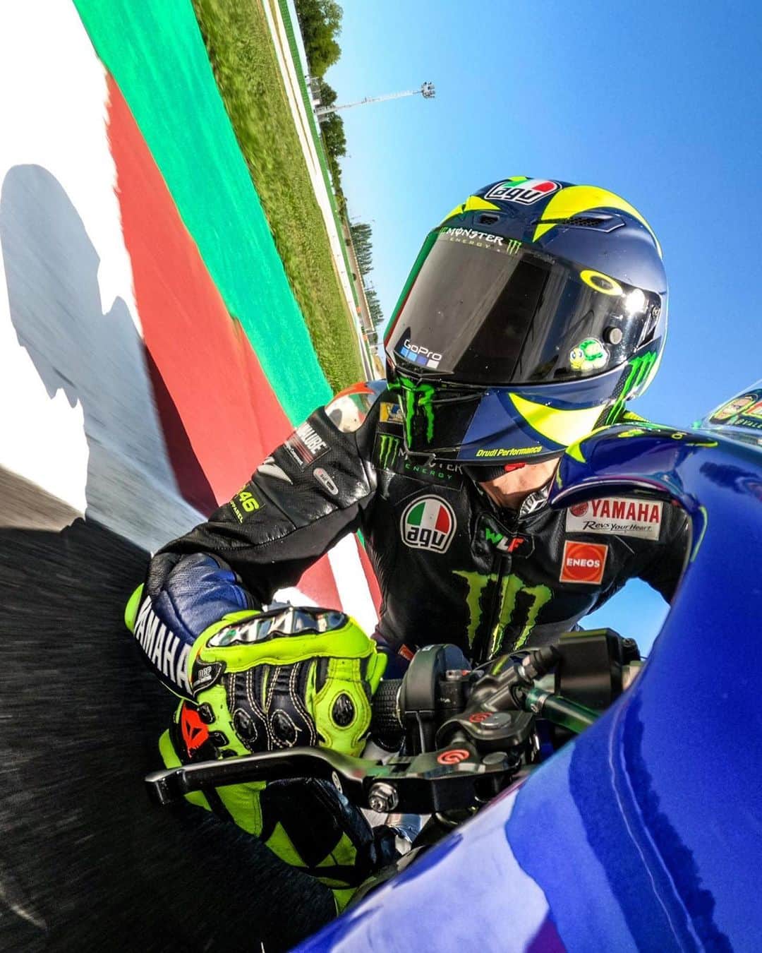 バレンティーノ・ロッシのインスタグラム：「Training in Misano with my R1 and the @vr46ridersacademyofficial 📸 by @camilss with @gopro」