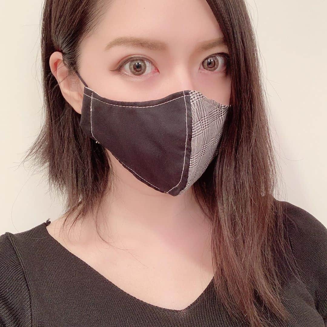 のインスタグラム：「ERY'sマスク、前回と同じ緑チェック×黒のツートンも追加で作っておりますが、新たにグレンチェック×黒のツートンも作り始めました。 試作品は自分で使ってみていますがなかなか良さそう。 これから日差しの強い季節なので、マスクの横を気持ち長めにして日焼け防止の効果も期待しています。 上半分だけ焼けない様に日焼け止めはしっかり塗らないといけないけど。笑  作成途中でミシンが壊れて買い直したので、もっと頑張って沢山作ろうと思います。思ってはいますが裁縫のプロでないのでなかなか時間がかかっております。 また纏まった数出来たら販売しますね。 #ハンドメイド #ハンドメイドマスク #erysstore #グレンチェック #ミシン壊れた #ボビン買い足したばかりだったのに #新しいミシン #違うメーカーなので #全部使えません #無駄になったボビン #ボビン」