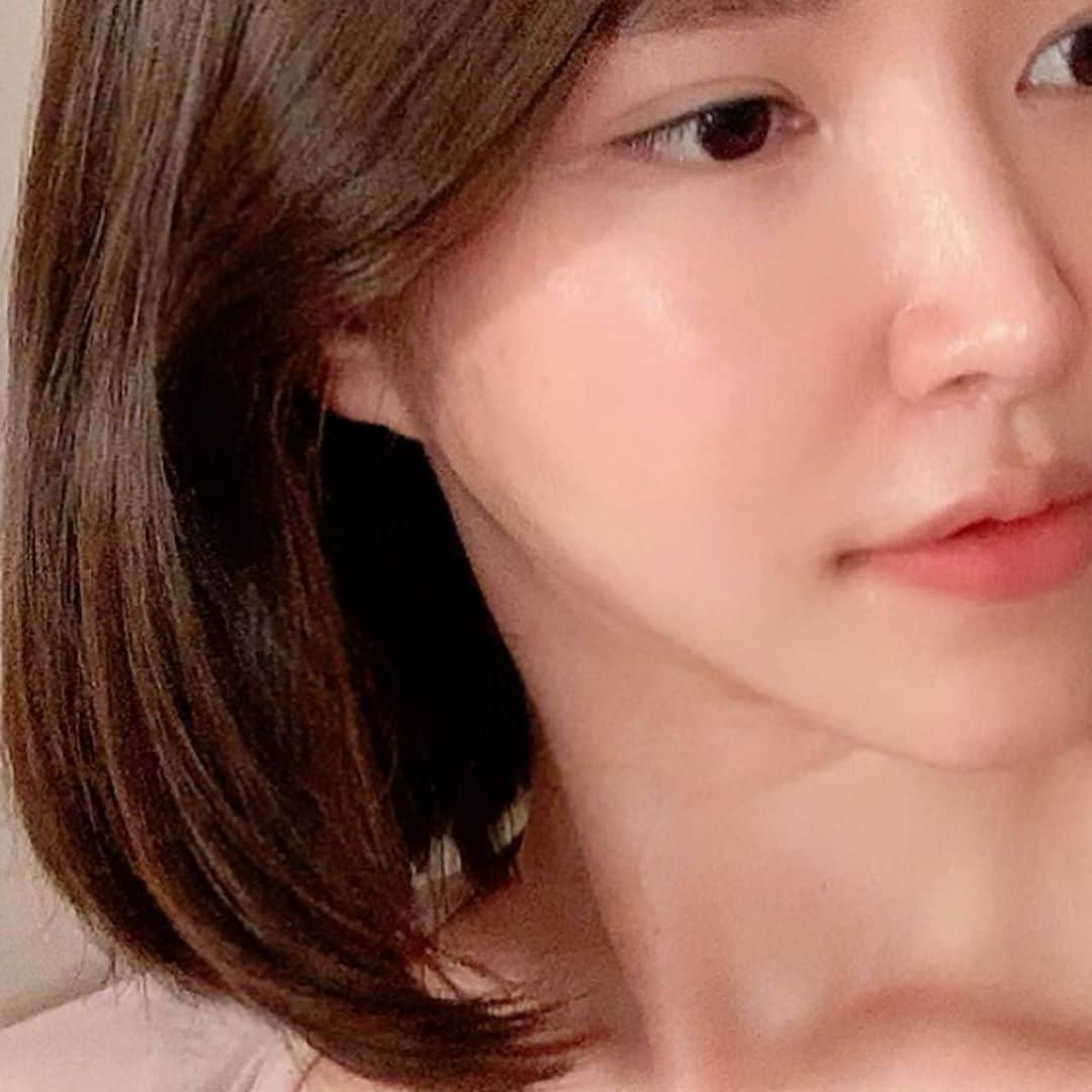 李到華さんのインスタグラム写真 - (李到華Instagram)「저는 그날 하루를 잘 보내면 저에게 상을 하나씩 주는데 요즘은 이 팩을 저한테 상으로 주고 있어요  하루 계획대로 잘 한날에는 종일 냉장고에 넣어놓은 시원한 달빛백차를 발라주는데 그 행복함이 말로 할 수 없어요  피부관리를 귀찮아하는 성격 탓에 평소에 뭘 챙겨바르지 못하는데 이렇게 슬리핑 팩으로 바르고 아침에 일어나 씻어주기만 하면 되니깐 너무 간편!! 여름엔 유분기가 많아도 신경 쓰이고  진정과 수분도 같이 줘야 하는데  자기전에 이 제품 딱 하나만  바르고 자도 관리가 되니 저같은 게으른 사람에게는 딱인듯 싶어요!! 확실히 아침에 붉은기가 많이 사그라 든 것 같아  꾸준히 발라볼 생각입니다! . .  #슬리핑팩 #슬리핑마스크 #수면팩 #타트바 #TATTVA #슬리핑팩추천 #여름철피부관리 #홈케어 #타트바수면팩 #타트바슬링핑팩 #타트바슬리핑마스크 #일회용수면팩 #수분케어 #팩추천 #바르는팩 #바르는팩추천 #달빛백차 #백차팩」6月19日 21時01分 - ah____rim