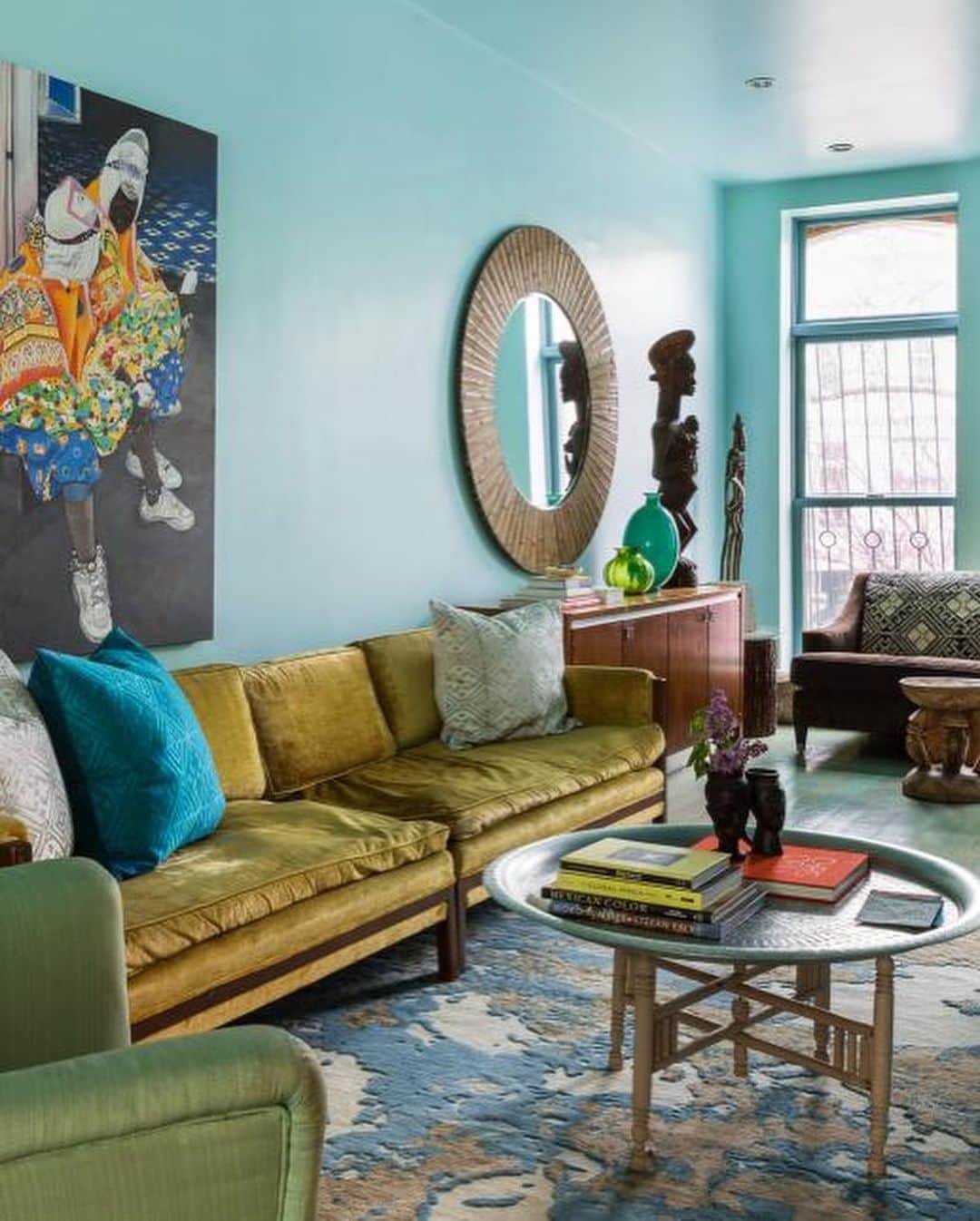 HGTVさんのインスタグラム写真 - (HGTVInstagram)「Step inside the dreamy blue Bed-Stuy space that Malene Barnett (@malene.barnett) calls home. 💙 This eclectic brownstone transports Malene from New York City all the way to the Caribbean Islands that her family originally hails from. 🏝 It’s a trip that’s open to anyone who steps through the door to find the symphony of color, pattern and accessories that fill the space from top to bottom. 🌈 😍 See more of Malene's stunning space at the link in our bio. 🔝⁠⠀ ⁠⠀ #design #interiordesign #bedstuy #brownstone #colorfuldesign」6月19日 21時01分 - hgtv