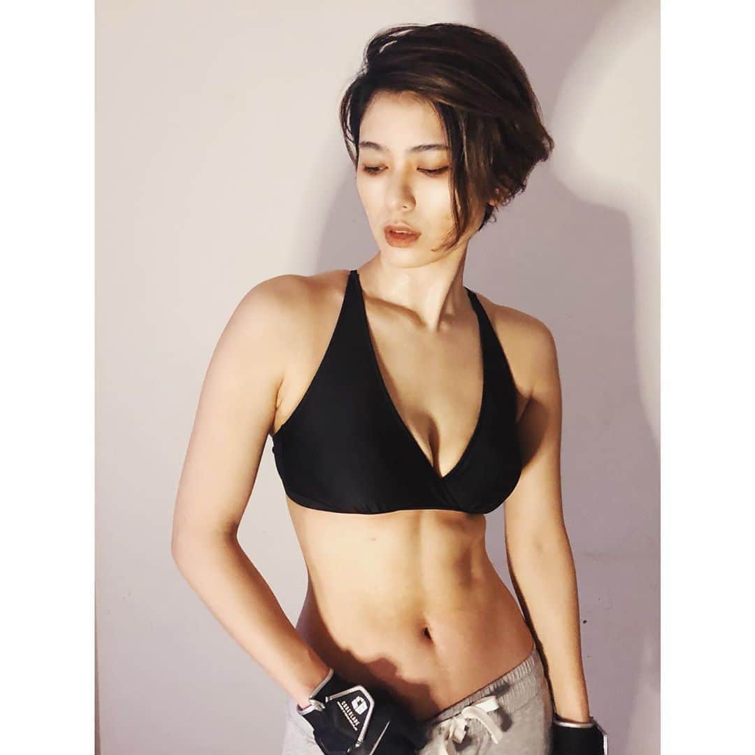 金城優華のインスタグラム：「トレーニング﻿ 筋繊維は痛みを知り その都度強く太くなっていく 時間を掛けて じっくり しっかり 確かに﻿ ﻿ ﻿ ﻿ 痛みを知り﻿ 傷ついていたのなら﻿ 時間はかかっても﻿ アナタの心もいつかは強くなる 焦らなくていい 大丈夫。 ゆっくりでいい。﻿ ﻿ ﻿ 筋肉も精神も﻿ 痛みを知ると﻿ 自分の弱い部分を認め 自分を知ると 強く太く確かなものになってく﻿ ﻿気がする 自分を大切に出来るようになる気がする ﻿ ﻿ #自分と向き合う ﻿  #金城論。  #筋肉に例えてみた。笑  #だからって筋トレしなさいじゃないよ！  #たかだか31年の人生 #迅速な100年時代まだまだこれから  #とりあえず今は夏に向けて計画中  #フィットネス  #筋トレ ﻿  #ママ #コメント欄に描きにくいという方はDMに書いても大丈夫ですよ」