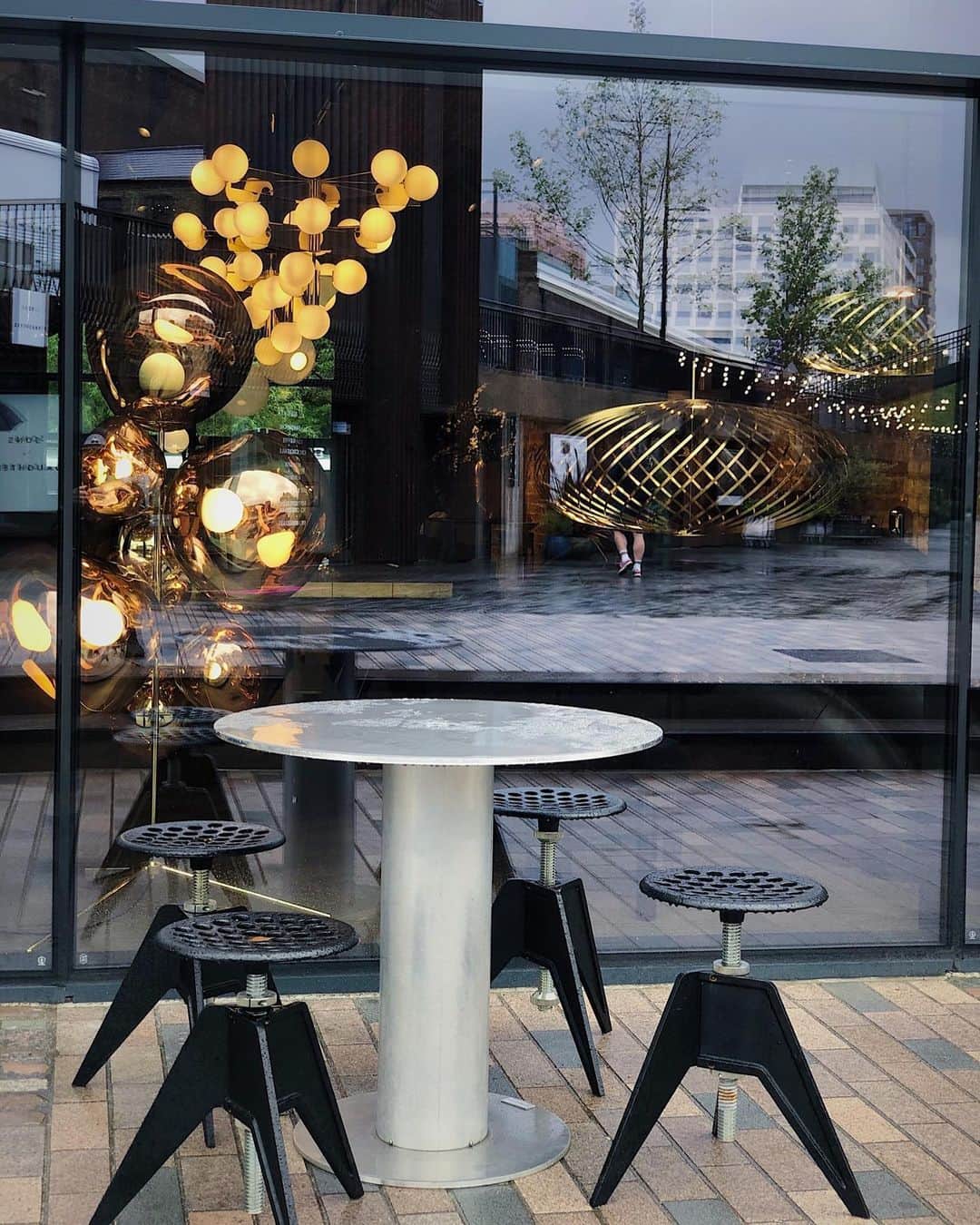 のインスタグラム：「We are open for business.⁠⠀ ⁠⠀ Our London Hub in Kings Cross (@coaldropsyard) has now reopened. ⁠⠀ ⁠⠀ Opening hours:⁠⠀ Monday - Saturday: 11am - 7pm⁠⠀ Sunday:  11am - 5pm⁠⠀ ⁠⠀ Other Tom Dixon hubs that have reopened around the world: ⁠⠀ - Hong Kong⁠⠀ - Tokyo⁠⠀ - Hangzhou⁠⠀ - LA⁠⠀ ⁠⠀ We look forward to seeing you soon! ⁠⠀ ⁠⠀ ⁠⠀ ⁠⠀ #tomdixon #interiordesign #interior #tomdixonshop #london #kingscross #nc1」