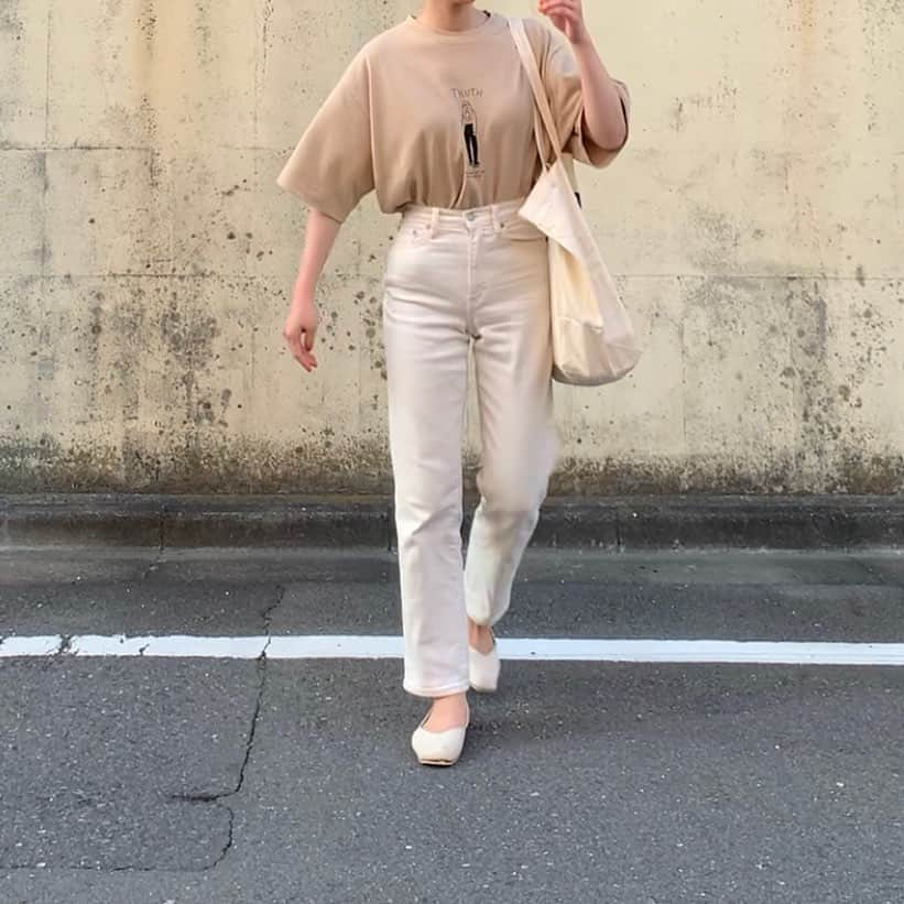 さいとうなるさんのインスタグラム写真 - (さいとうなるInstagram)「💭 UNIQLOのこのパンツが 本当に本当に本当に優秀すぎます🥺 (何度も言う) . 私みたいな体型でもホワイトパンツを いい感じにしてくれますし ハイウエストなせいか 脚長効果もある気がします🙈 . . ちなみによくDMやコメントで 質問を頂くのですが こちらは『ハイライズストレートジーンズ』です◎ . . .  #uniqlo #ユニクロ #uniqlou #ハイライズワイドストレートジーンズ  #ストレートデニム  #プチプラコーデ #大人カジュアル #夏コーデ #着まわしコーデ #UNIQLO部 #uniqloコーデ #ユニクロユー #ユニクロコーデ #ホワイトパンツ#sog#ワントーンコーデ#fudge #cluel #ファッジ#クルーエル#タッグイン#タックインコーデ #ホワイトコーデ#トートバック」6月19日 21時00分 - naru060708