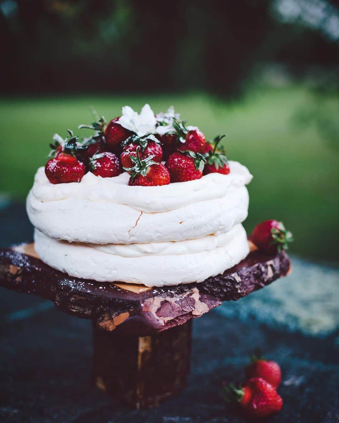 Linda Lomelinoのインスタグラム：「Happy Midsummer 🍓🥂🌦🌿 Glad midsommar!」