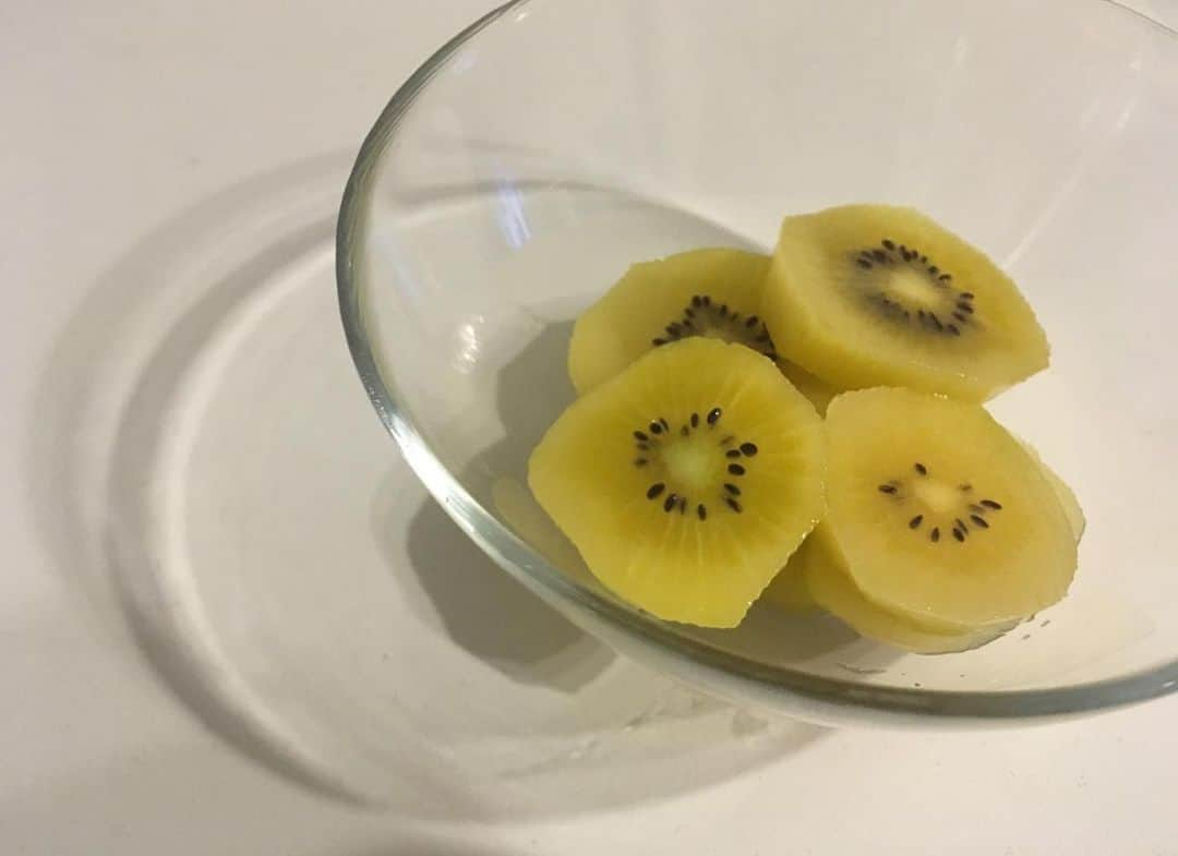 真原彩のインスタグラム：「﻿ ﻿ ﻿ ビタミンC摂取のために﻿ 毎日ゴールドキウイを食べてます🥝﻿ ﻿ ゴールドは甘みがあるから﻿ いくらでも食べれちゃう☺️﻿ ﻿ ﻿ ﻿ ﻿ ﻿」