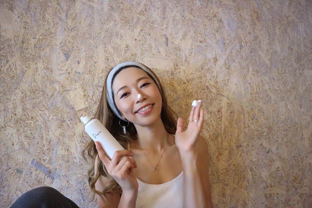 RENA のインスタグラム：「最近持ち歩くくらい本当にお気に入りなこの炭酸洗顔 @pure_functional.cosmetics 🌿 ． 炭酸バスから炭酸ヘッドスパから炭酸水を使った洗顔まで炭酸コスメ大好き❤ ．　 これは炭酸洗顔でそのままパックになるんだけど泡が濃密で付けるとポカポカするし顔色が一瞬でパッと明るくなる✨ ． １か月使用してみて本当に良かったので皆にも使ってもらいたいなと思いました✨ ． 本当に良いから、売り切れや入荷待ちになるのは嫌だけどw、サロン専売品の為どこでもは販売していないのでURLをストーリーに貼っておくのでぜひチェックしてみてください♥️ ． ． ．  #炭酸洗顔パック #インバスフォーム #炭酸パック #ピュアシリーズ #毛穴ケア #ニキビケア #エイジングケア #くすみケア #pr」