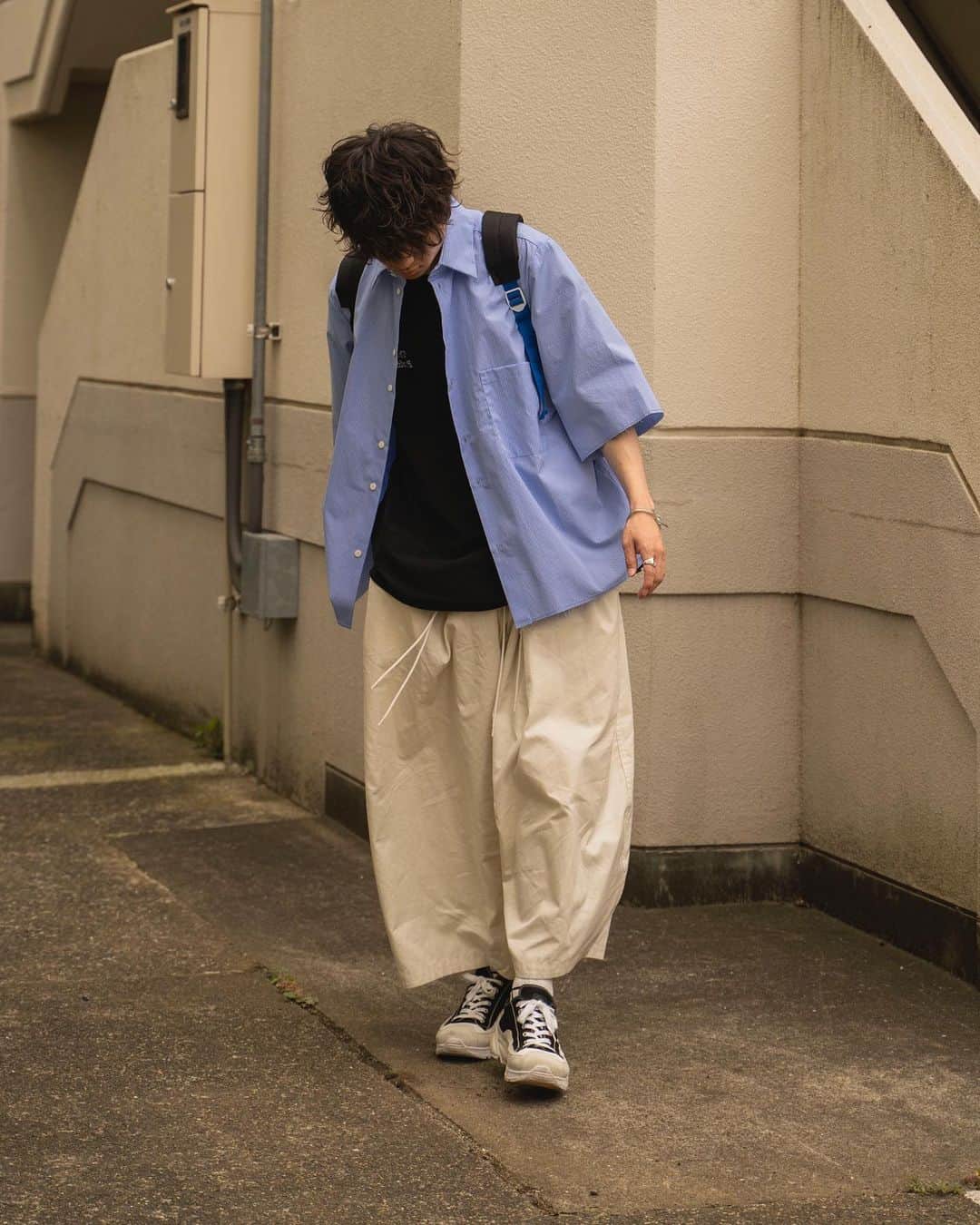 Ryoさんのインスタグラム写真 - (RyoInstagram)「ㅤㅤㅤㅤㅤㅤㅤㅤㅤㅤㅤㅤㅤ 夏は、ブルー系のシャツ率高め👔 クローゼット見たら同じようなのばかりでした🙄 今年も @camielfortgens のストライプシャツを新調😋笑 ㅤㅤㅤㅤㅤㅤㅤㅤㅤㅤㅤㅤㅤ shirt:#camielfortgens tee:#isness×#スタイリスト私物×ennoy pants:#sillage shoes:#ion bag:#kudos」6月19日 21時03分 - ryo__takashima