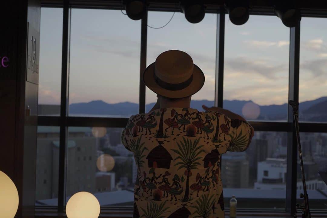 HIPPYのインスタグラム：「6/19（金）21:30〜  ピアノ×夜景×HIPPY ［YOUTUBE 生配信LIVE］ ※プロフィールのURLからどうぞ！」