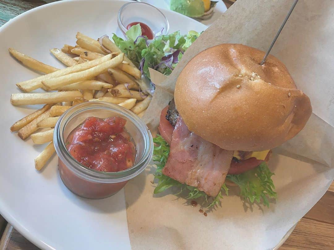 真下華穂さんのインスタグラム写真 - (真下華穂Instagram)「がっつりハンバーガー食べたい🤤  #humburger #lunch #過去pic」6月19日 21時09分 - k.a.h.o.kahochan