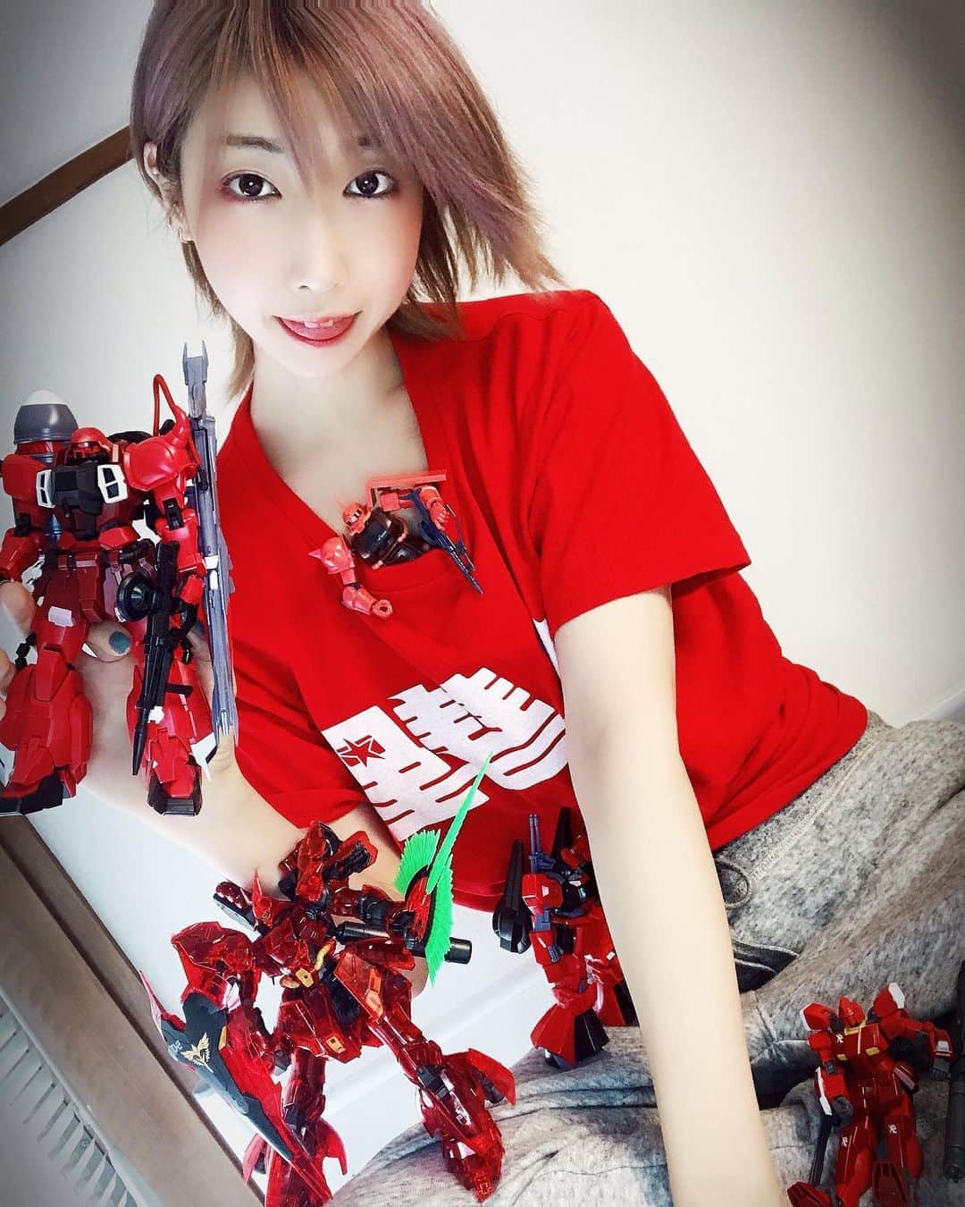 夏日凜子のインスタグラム：「赤🍎❤️🍓🍒🍉 #gunpla #ガンプラ #ガンプラ女子 #プラモデル女子 #ガンダム #Gundam #プラモデル  #プラモ声優 #声優 #女優 #モデル #model #actress #ショートカット #ショートカット女子 #ショートヘア  #自撮り #tシャツ #赤 #red #kawaii #cooljapan #anime #仕事募集中 #舞台 #ナレーション」