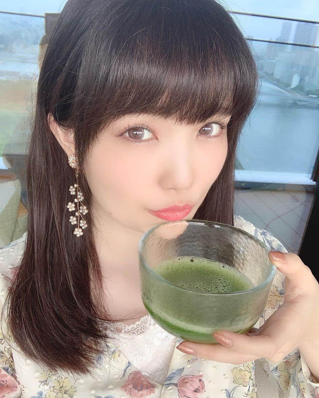 浅井麻里さんのインスタグラム写真 - (浅井麻里Instagram)「🍵💚﻿ ﻿ 久しぶりにお抹茶飲めて嬉しい💕﻿ ﻿ 高校の頃は茶道部だったの🍵﻿ (中学はバリバリの陸上部🏃‍♀️笑)﻿ 御点前を学んで、学祭の時はお茶会で﻿ 大量にお抹茶点てまくったりとかしてたから﻿ お抹茶点てるのも楽しくて大好き💚😋﻿ ﻿ ﻿ そしてこちらもまた違う癒しの時間✨﻿ リリーオン表参道 @rilleeon.omotesandou で﻿ ソニックフィットを受けてきました✨💆‍♀️﻿ ﻿ @rillee_on のソニックフィットは﻿ 今までの美容業界のハイフのレベルを超える﻿ 最新リフトアップマシン❤️﻿ ﻿ 顔全体＆首にあててもらうんだけど、﻿ ダウンタイムや痛みまったくなくて、﻿ マッサージ受けてる感じで﻿あったかくて うとうとしちゃうくらい気持ちいい✨☺️﻿ ﻿ フェイスラインきゅっとあがるし、﻿ 肌トーンも白くなる✨﻿ そして、モチモチ肌に弾力アップ💕﻿ ﻿ 魔法みたいなマシン❣️﻿ 美白効果、肌質改善効果、コラーゲン生成、毛穴、﻿ シミや肝斑、くすみ、小顔、たるみ改善、シワ…﻿ これ全部に効果あるのすごすぎっ！✨👏﻿ ﻿ ﻿ #リリーオン#ソニックフィット#小顔#リフトアップ#表参道#ハイフ#美容#抹茶#茶道#sonicfit#matcha」6月19日 21時20分 - mari_asai_625