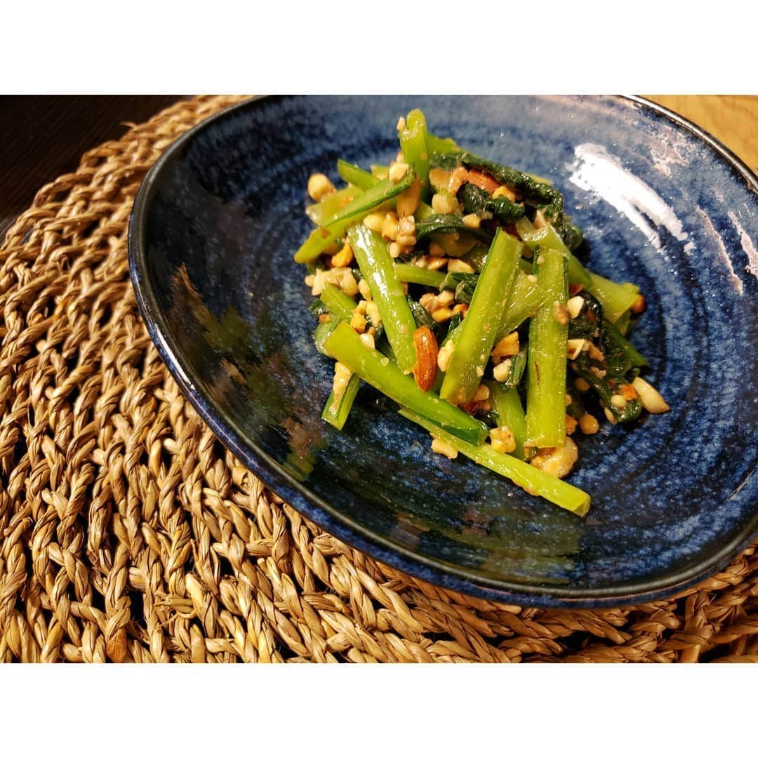本田珠規のインスタグラム：「手作りの醤(ひしお)で、 和え物が食べられる幸せ♡ . このレシピは、 @hakko_bijin 発酵お料理教室で教わって 簡単なのに美味しくて感動したレシピ。 . 教えて頂いたのは菜の花だったけど、 小松菜でやってみました♪ . 美味しすぎ♡ . 【小松菜の醤辛子和え】 . 醤と辛子と亜麻仁油にナッツ♪ . . #醤#ひしお#手作り醤#醤レシピ #小松菜レシピ#発酵食品生活」