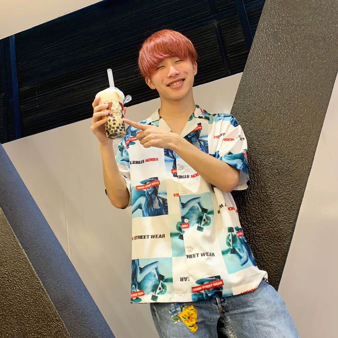 川端誠生のインスタグラム：「久々のタピオカ！！タピオカブームって終わったの？笑 #秋葉原 #六本木 #恵比寿 #渋谷 #原宿 #タピオカ #ミルクティー #髪色 #オシャレ #ファッション」
