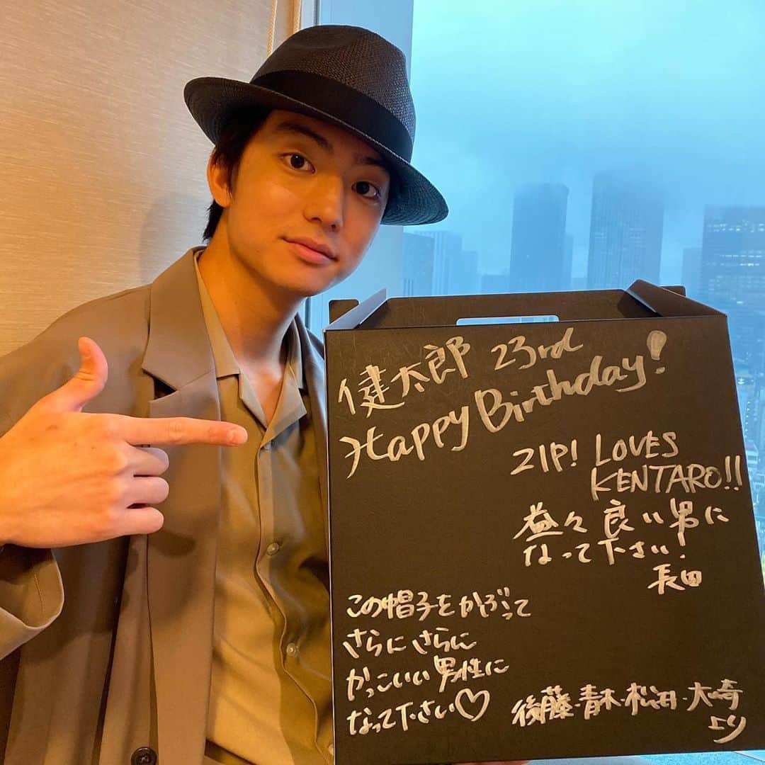 伊藤健太郎のインスタグラム：「今日はzipシネマの収録でした！  撮影も終わり、帰ろうとしたら、 スタッフからなんとっ！サプライズで 誕生日プレゼントを頂きました！  ありがとうございます😊  #帽子大事にします #メッセージ嬉しいです #by健太郎 #zipシネマでは7月から #新作映画の紹介再開です」