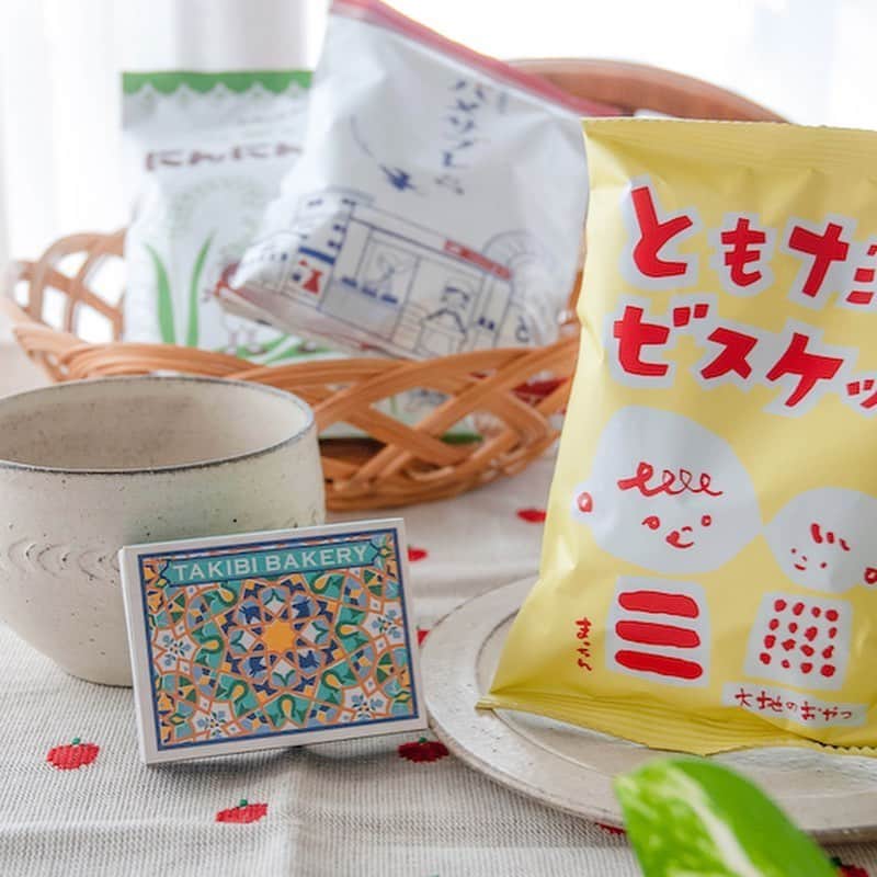 のインスタグラム：「【手紙社オンラインショップ ：ほっと一息、お茶の時間にしませんか？】 雨つづきの毎日。家の中で過ごす時間が長くなる今、ご自宅でお茶の時間を楽しみませんか？　世界に思いを馳せながら楽しむフレーバーティーや、お茶を愉しむためのカップ、カップのためのコースター、一緒に味わうお菓子のためのペーパーナプキン、そしてとっておきのお菓子など、さまざまなアイテムをご用意しています。本日は、そんな中からちょっぴりシックなカラーのアイテムを選んでみました。 . 1枚目：愛らしくて、からだも喜ぶおやつたち。おうち時間のお供にいかがですか？ . 2枚目：トモタケ・コースター「SUNAGOKE」 . 3枚目：トモタケ・紙コースター / 紙ナプキン . 4枚目：TAKIBI BAKERY 旅する紅茶　おまかせ3点セレクト . 5枚目：【mego　陶展】丸マグカップ . 6枚目：【mego　陶展】丸プレート 小 . ▶︎手紙社オンラインショップは@tegamishaプロフィールのストーリーハイライト「おすすめ商品」リンクからご覧ください ▶︎手紙社オンラインショップは@tegamishaプロフィールのリンク「手紙社公式サイト」内「手紙社オンラインショップ」からもご覧いただけます  #手紙社 #手紙舎 #tegamisha #手紙社オンラインショップ #オンラインショップ #トモタケ#ティータイム#お茶の時間#コースター#刺繍#泥染め#ペーパーナプキン#猫柄#紅茶#TAKIBIBAKERY#mego#マグカップ#陶器#プレート#お菓子#まっちん#おやつの時間」