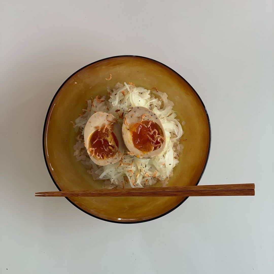 のインスタグラム：「ニューフェイスな器🥬 . 最近は玉ねぎとタイムを和えたマリネにハマってます！ 想像以上に美味しく目瞑ってでも作れるぐらい簡単！ 是非作ってみてください！ ---------------------------------------------------- 【材料】 ☑︎玉ねぎ…1玉 ☑︎お酢…1カップ ☑︎砂糖…大さじ1 ☑︎塩…少々 ☑︎タイム…お好み 【作り方】 ⑴玉ねぎをスライス ⑵スライスした玉ねぎに調味料を和える ⑶タッパーで入れ1晩寝かして完成💮 --------------------------------------------------- 甘酸っぱさとタイムの香りがとても面白くて 美味しくておすすめです✌︎ #となりの食卓 #料理好きな人と繋がりたい #料理友達募集中　#朝ごはん #朝ごはんの記録 #おうちあさごはん #おうちごはん #あさごはん #いえごはん #家ごはん #朝食 #iegohanphoto #フーディーテーブル #和食 #和食朝ごはん #和食ごはん #豊かな食卓 #朝時間 #私のおいしい写真 #丁寧な暮らし #私のおいしい写真 #iPhone写真 #料理 #料理写真 #wp_deli_japan #mycook365 #てづくりごはん365 #キッチングラム #おうちごはんlover #タベリー」