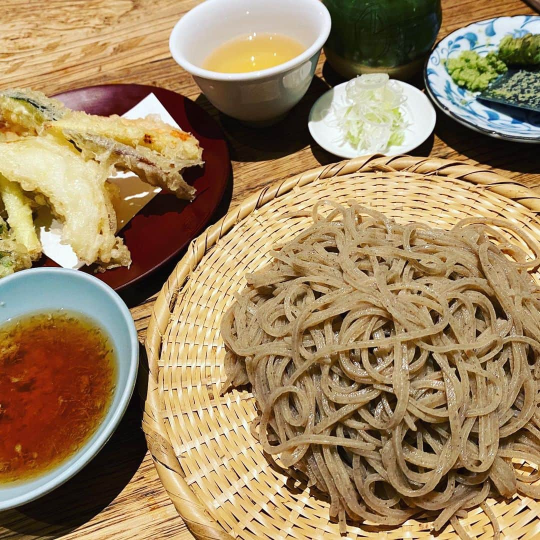 岡友美さんのインスタグラム写真 - (岡友美Instagram)「1人でタピオカ飲みながらちょっと恥ずかった４２歳☺️ お茶が濃くて美味しかった☺️ 2枚目贅沢なお蕎麦👏 3枚目近くの子供食堂的なところでお弁当🍱コスパすごい😀 「でん」のお好み焼き付きに誘われて初めて足を踏み入れた😅 #難波でタピオカ #お蕎麦 #お好み焼きでん  #こもれびカフェ絵本とごはん  #よしもと漫才劇場 #なんばグランド花月」6月19日 21時27分 - okatomo38