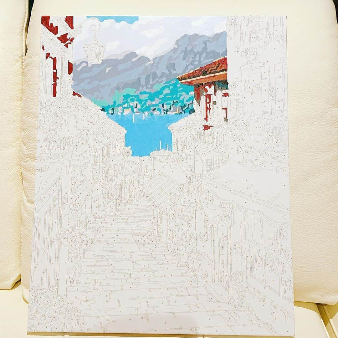 加藤綾子さんのインスタグラム写真 - (加藤綾子Instagram)「* 自粛期間中絵を描きました✨🖼🎨 とは言ってもこれ油絵塗り絵なんですが😂 絵具も使う色が全てセットになっていて、あとは書かれている数字と絵具に書かれている同じ数字の物を塗っていけば出来上がり〜😆 凄い達成感だし素敵に出来上がって大満足🙆‍♀️ 皆さんにお見せ出来て嬉しい✨ #今週もお疲れ様でした　🍺✨ #数字塗り絵」6月19日 21時34分 - ayako_kato.official