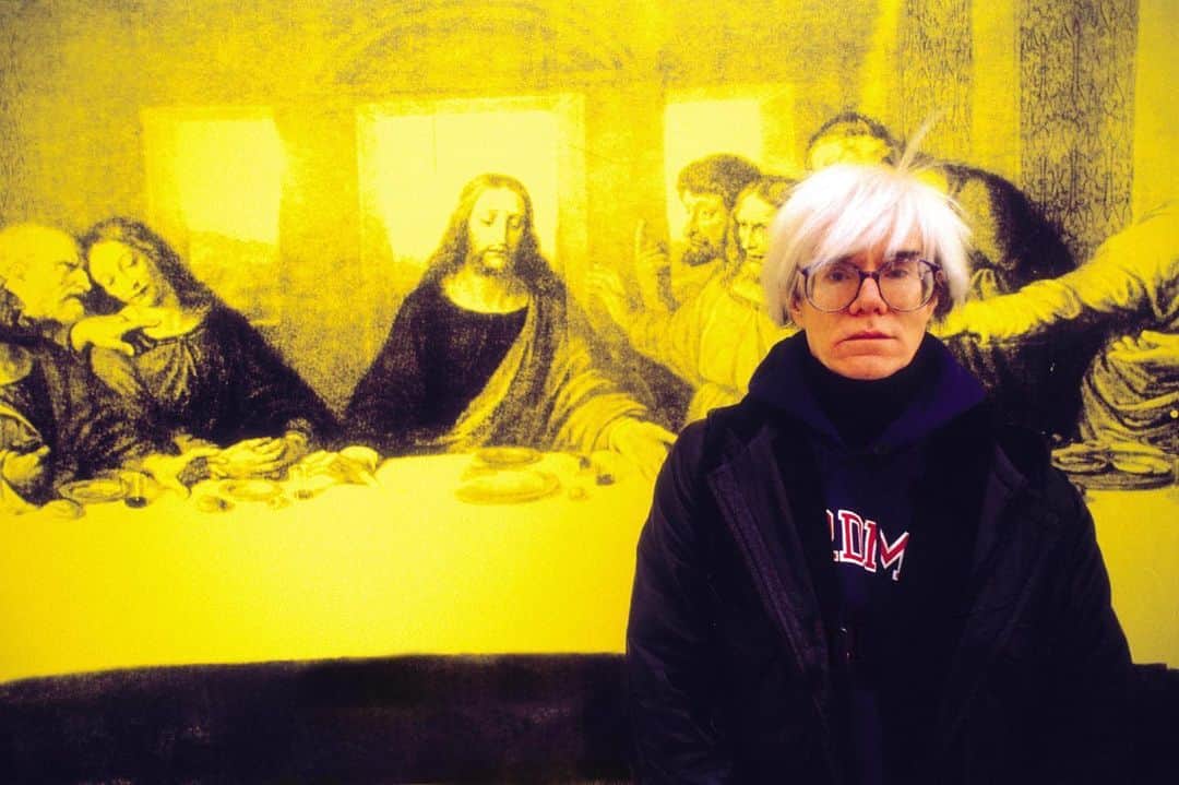 ガゴシアン・ギャラリーさんのインスタグラム写真 - (ガゴシアン・ギャラリーInstagram)「#GagosianQuarterly: "Warhol's 'Last Supper' paintings are a confession of the conflict he felt between his faith and his sexuality, and ultimately a plea for salvation." —Jessica Beck  In 1984, the art dealer Alexander Iolas commissioned Warhol to create a series of paintings and prints based on Leonardo da Vinci’s iconic "Last Supper." Warhol spent two years, most of 1985 and 1986, producing additional renditions of "The Last Supper." The commission, the last of the artist’s career, became a near obsession for him. Head to “Gagosian Quarterly” via the link in our bio to read more about the works in a text by Jessica Beck, curator at the Andy Warhol Museum.  A 1986 example of Warhol’s “Last Supper” series is currently presented in Basel Online, now live on gagosian.com. __________ #AndyWarhol #Gagosian  Andy Warhol in front of “The Last Supper (Yellow)” (1986) at the opening of “Andy Warhol – Il Cenacolo,” Palazzo delle Stelline, Milan, January 22, 1987. Artwork © 2020 The Andy Warhol Foundation for the Visual Arts, Inc./Artists Rights Society (ARS), New York. Photo: Mondadori Portfolio/Archivio Giorgio Lotti via Getty Images」6月19日 21時38分 - gagosian