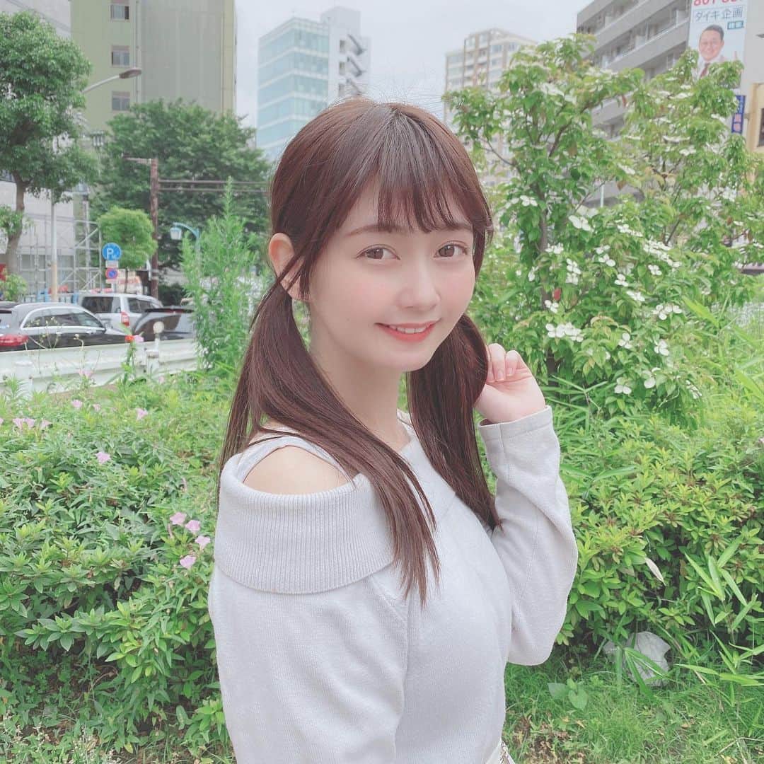 金久保マユ（ぼんぼん）のインスタグラム：「今日も１日お疲れ様でした！ 22時にYouTube！（咀嚼音） 22:30にTikTokを投稿します❤︎ . . 毎日SNSがいっぱい動いてて、追ってくれる皆も大変なんじゃないかと思い始めた今日この頃ですが、、😂すぐにコメントしてくれたり待機してくれてるの本当に嬉しいです！ . . . これからも楽しんで貰えるコンテンツを作れるよう頑張ります🥰何はともあれ、今週も1週間お疲れ様でした！ . . . #スニーカー を持ってないので、沢山歩く日は #ランニングシューズ を履きがち。間違ってる使い方😰 . . .  #春夏コーデ#夏コーデ#ワンピース#ワンピ#きょコ#美意識向上#かわいい#水色#ゆめかわいい#量産型オタク#量産型コーデ#リュック#ツインテール#作品撮りしたい#金曜日#YouTube#TikTok#自撮り女子#ロングスカート#白スカート#肩出し#love#follome#animegirl#photography#NIKE#そと#自然」
