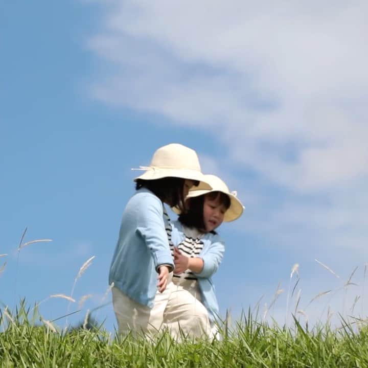 MOMOツインズのインスタグラム：「Now more than ever, we want to stretch, kickback and relax in comfy yet stylish @uniqlosg outfits. Soft stretchy bodysuits and loungers are perfect for cosying up at home. Attention to details such as colour-coded snap fasteners on their bodysuits makes it easier to dress up Luke.  When heading outdoors, keep your little ones protected in premium cotton cardigans with UV cut feature (UPF25). Light and soft against the skin, it’s great to go along with UV hats for that extra protection against the sun.  Now available online from www.uniqlo.com.sg #uniqlosg #uniqlobaby #sp [Video shot in March pre-circuit breaker]」