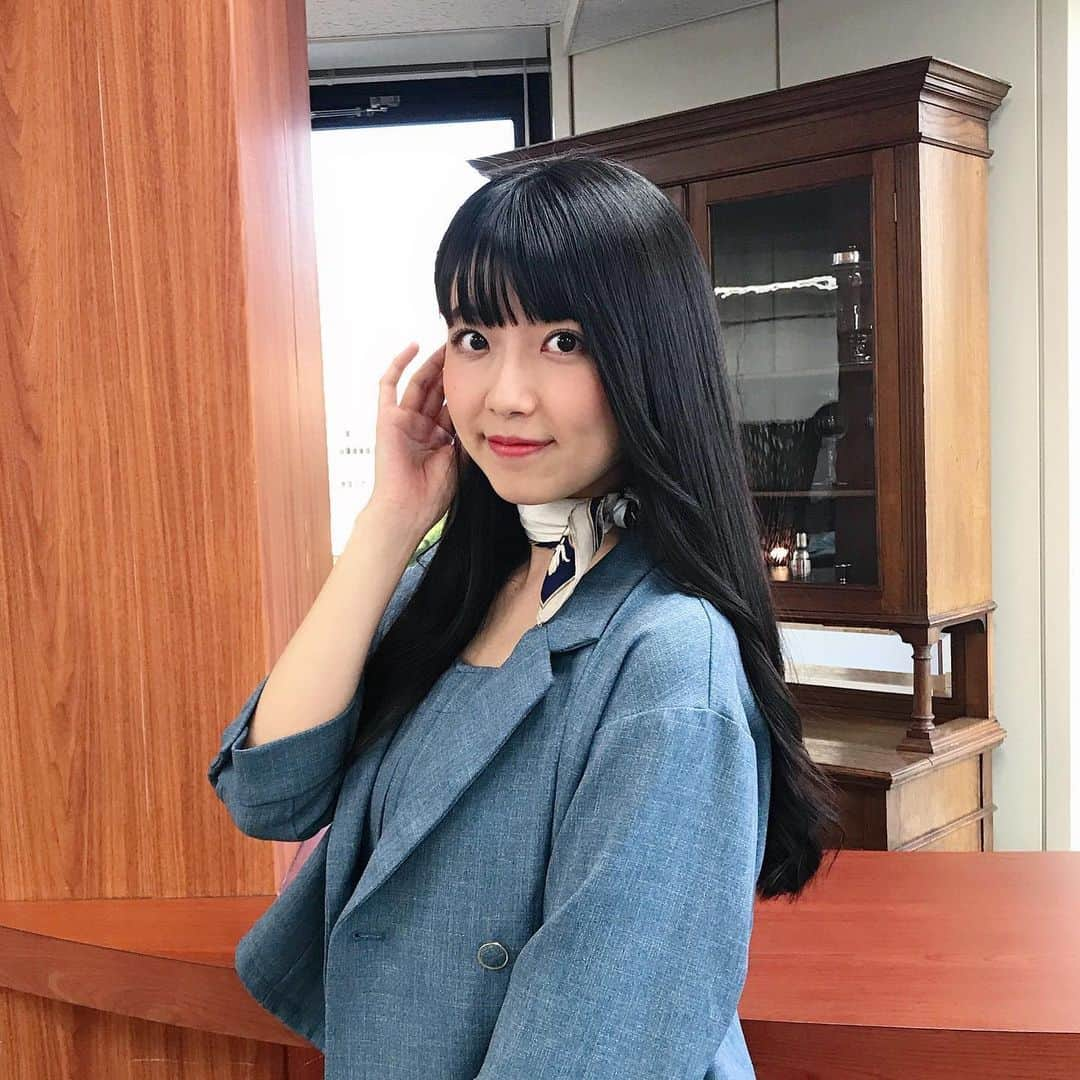 磯原杏華さんのインスタグラム写真 - (磯原杏華Instagram)「最近変えたボディクリームがすっごく滑らかで伸びが良くてさいこーう🥳と思ってたらボディローションだった😳🌷 . 夏にはさっぱりしててちょうどいいかも🌻 これ去年、いや、一昨年の？誕生日にもらったものだから夏用なのかな⁇ だとしたら選んでくれた友達のセンス最高じゃない？🥴 . というか家にボディクリームの在庫抱えすぎなの。私。 色んな種類あって気分によって変えるからめちゃくちゃ嬉しいんだけど、ボディクリームってよくもらわない？ あとハンドクリーム。 私は夏生まれだからあんまりもらわないと思ってるけど冬生まれの人とかめちゃくちゃハンドクリーム貰いそうじゃない？ どうなの？ 冬生まれの人いない？ 教えて？ プレゼントってよく何もらうの？ あ、でも仲良い冬生まれの子にハンドクリームあげたことない気がする。 あったかな？ あんま覚えてないな。 すんごく長くなっちゃったな。 金曜日だからいっか〜 良い週末を⭐️」6月19日 21時54分 - isoharakyoka_box