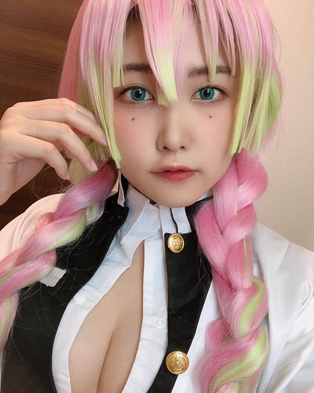 駿河たおのインスタグラム：「甘露寺蜜璃ちゃん！ しのぶさんのコスプレもしたい…🦋 #鬼滅の刃 #鬼滅の刃コスプレ #甘露寺蜜璃 #甘露寺蜜璃コスプレ  #アイドル #地下アイドル #コスプレ」