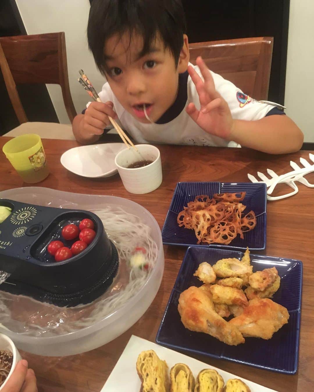 あだち理絵子さんのインスタグラム写真 - (あだち理絵子Instagram)「6月18日  次男の6歳の誕生日でした。  先週末に義父母の家で 父の日もかねて ケーキ食べたんだけどね。  当日もお祝いしよか、と チョコ生クリームケーキかったら 雨で滑って グチャってなって💦  ベランダのミントちぎって なんとか、、、。 りょうちゃんの希望で流し素麺  トマト、キュウリ、ブロッコリーも流すでっ。  キャッキャ喜んでくれて良かったわ。  で、お待ちかねのプレゼント  なんと にいにが、初めて自分のお金でりょうちゃんにプレゼントを買ってくる！  と1人でいきました😊  優しいなぁ。  ドンキで 鬼滅の刃のキーホルダーのガチャガチャをするのに、 500円玉やったから 恥ずかしいけど お店の人に両替をお願いしたのだとか。  あと、イズミヤの100均で 吹き矢みたいなおもちゃ をセレクトしてはりました。  たぶん自分がやってみたかった（笑）  パパからは  プレゼント探しのお遊びを。  メッセージを追っかけて  ママのポケット ママのふくがいっぱいあるところは？ くつを置いてるのは？ ようちえんにいつも持っていくのは？ バスタオルがはいっているところは？  と巡って、 欲しかったポケモンのフィギュアを2こゲット。  もう6歳かぁー。  はやいなぁ。  照れるとアゴがしゃくれる りょうちゃん😆  むっちり体型のりょうちゃん  ずーっとしゃべってるりょうちゃん。💦 あー、もう大きくならないでほしぃなーぁ。  #家族の幸せな時間  #子供の誕生日 #6歳児男子」6月19日 21時51分 - adachi.rieko