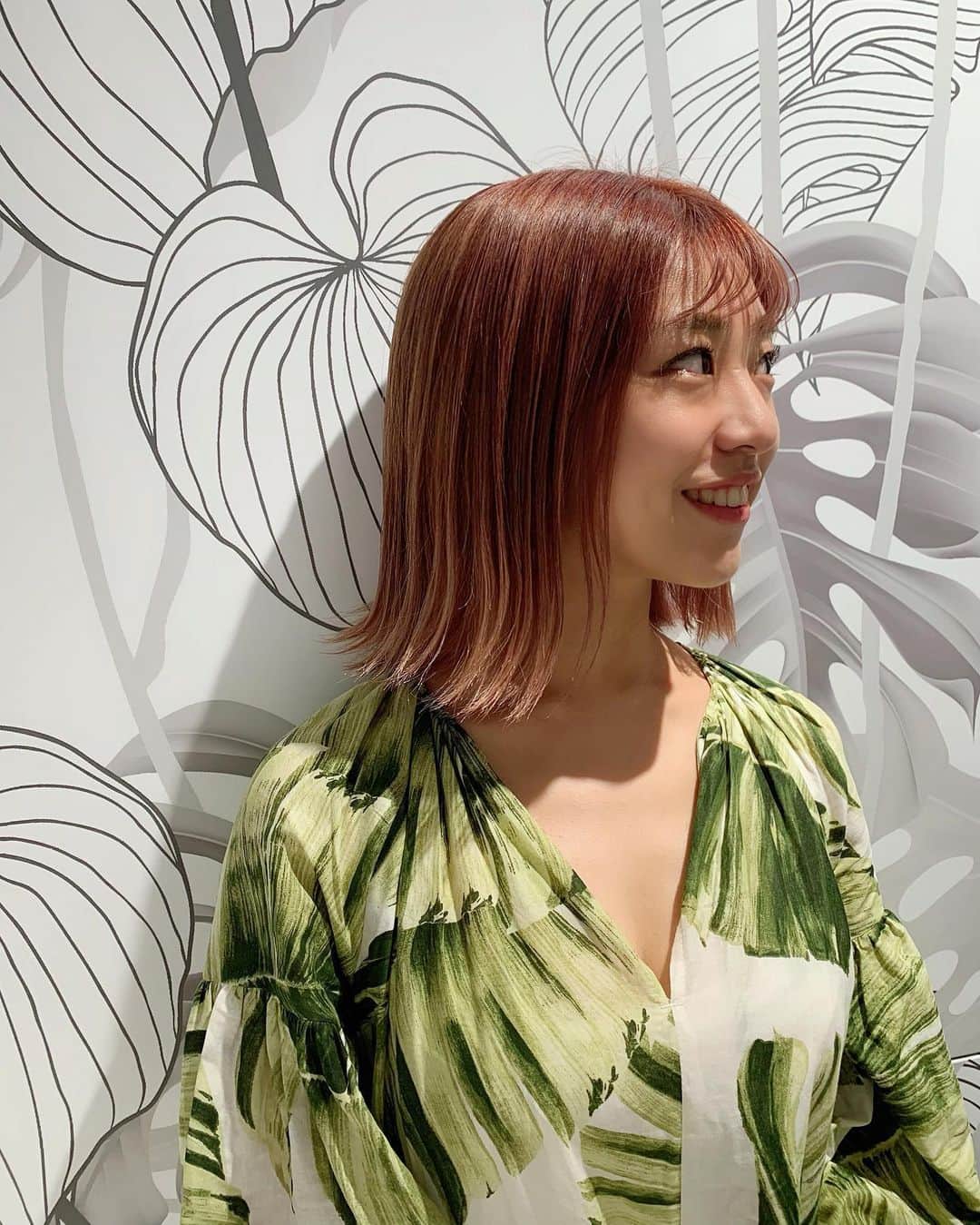本橋優華のインスタグラム：「サロンの壁と洋服がかぶったね☺︎ #newhair#newhaircolor#goodtime#hm#botanical」