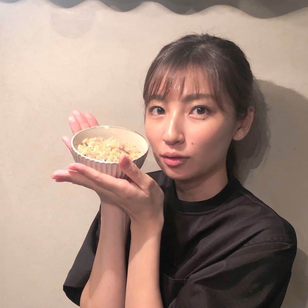 日本テレビ「news zero」さんのインスタグラム写真 - (日本テレビ「news zero」Instagram)「『些細な幸せは、前日の仕込みが大切です‼️ 今は毎日の自炊が習慣になり、ご飯も炊飯器で炊くようになりました。 最近は、体に良さそうだな〜と、玄米を炊いています。  ただ、ふっくら美味しい玄米を炊くには、前日の仕込みがかなり大事になってきます…🍚（ものによるのかもしれませんが）  私の場合、玄米の汚れを軽く洗い流した後、水をよく吸えるようにするため、お米の表面を傷つけるもみ洗いをしてから、前日の夜、十分に浸水させています！  また、炊飯器によって加減が違うのか、炊く時の、水の量の見極めも重要です💡 私の持っている炊飯器には『玄米モード』が付いていないので😱、これまで何度か試して、最高の水加減を見つけなければいけませんでした。 炊きあがりはいつも緊張します😖😖😖 柔らかすぎる日や、硬くてパサパサな日を経験しながら、水の量や浸水時間を微調整し、美味しい玄米を追求する毎日…！！！ かなり大袈裟に説明してきましたが、 玄米が美味しく炊けた時は、些細な幸せを感じます🥰』 #newszero のアナウンサーたちが毎日リレー投稿する #新しい日常をつくろう 今週のテーマは「新しい日常で感じる些細な幸せ」  金曜日は #畑下由佳 アナが #玄米が美味しく炊けた時 を紹介しました。  みなさんの新たにはじめたこと、 #新しい日常で感じる些細な幸せ ぜひ教えてください！  月曜日は#岩本乃蒼 アナです！  #新しい日常  #玄米 #ご飯 #玄米ご飯 #玄米生活 #炊き方 #仕込み #ふっくら #最高の水加減 #幸せ」6月19日 22時00分 - ntvnewszero