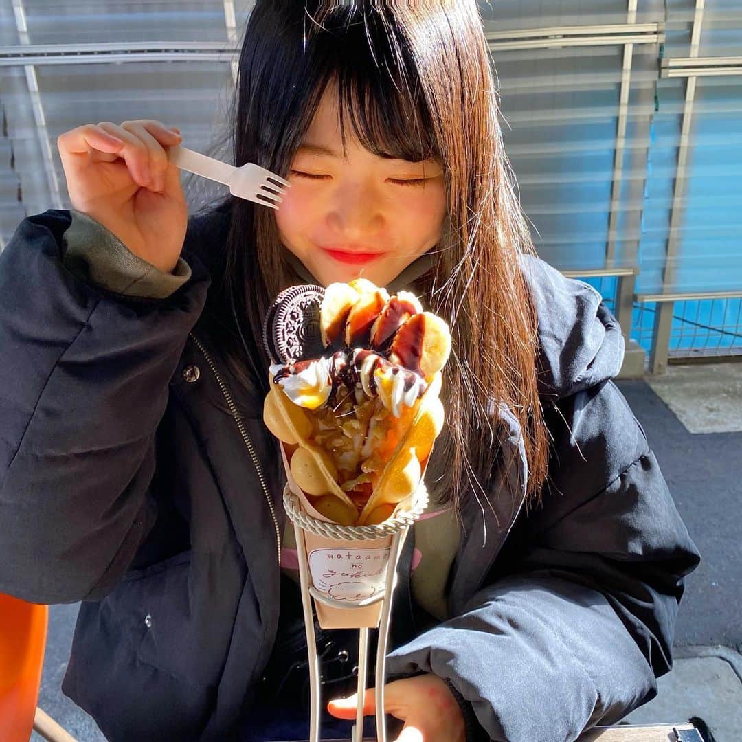 出口結菜さんのインスタグラム写真 - (出口結菜Instagram)「《🐙#鶴橋#わたあめのゆくえ》﻿ ﻿ 🧇ナッツキャラメリゼ（¥780）﻿ 🥜ヘーゼルナッツチョコ（¥680）﻿ ﻿ ﻿ 鶴橋駅から線路？の下にあるカフェ☕️﻿ ﻿ ﻿ お店に入るまでもめっちゃおしゃれやねんけど﻿ メニューもめっちゃおしゃれ💓💓（7枚目）﻿ ﻿ ﻿ ﻿ わたあめはもちろん、﻿ めっちゃ食べたかった韓国風？ワッフルが🥰🥰﻿ ﻿ ﻿ ﻿ ﻿ ナッツキャラメリゼのdecorationはフルーツや生クリームとかたくさん盛り盛りにデコレーションされているタイプ💛﻿ ﻿ ﻿ ﻿ ヘーゼルナッツみたいなplain typeはワッフルにチョコやナッツが塗ってあるシンプルタイプ💗﻿ ﻿ ﻿ ﻿ ﻿ 結構ボリューミーで、甘い🥰🥰🥰﻿ ﻿ ﻿ 食べ方は結構難しい❕❕❕﻿ ﻿ 私はワッフルひとつひとつちぎって食べてたけど、﻿ ガブっ！！っていたったほうが食べやすかった！笑✌️﻿ ﻿ ﻿ ワッフル自体はカリカリ！っていう感じじゃなくて、﻿ でも、フワフワ柔らかい！！って感じでもなくて、﻿ ﻿ ﻿ みんなに愛されるサクフワ！って感じ🤩🤩🤩﻿ ﻿ ﻿ あかん！写真見てたら食べたくなるから終わる！笑😂﻿ ﻿ ﻿ ﻿ \腹持ち◎ナッツがめっちゃおいしい🥜♥️/﻿ ﻿ _____________________________________________________﻿ ﻿ ❤️大阪市生野区鶴橋3-1-48 ﻿ 💗鶴橋駅から🚶‍♀️5分ぐらい﻿ 💛線路の下！﻿ 💚11時〜18時﻿ 💙定休日:火曜日 🤍食べるところは外です！﻿ _____________________________________________________﻿ ﻿ #wataamenoyukue#鶴橋 #わたあめ #ワッフル #🧇#🥜 #カフェ #カフェ巡り #cafe #韓国 #🇰🇷 #鶴橋グルメ #鶴橋カフェ #鶴橋グルメ #大阪 #osaka #大阪カフェ #関西 #関西カフェ  #インスタ映え #sweets #sweet #foodstagram #yummy #goodfood  #instafood #instalike #instagood #lfl #ラビグルメ」6月19日 22時01分 - yui_laby0622