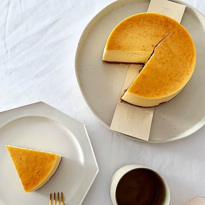 Hanako公式さんのインスタグラム写真 - (Hanako公式Instagram)「✍️ #Hanakoお取り寄せメモ﻿ チーズケーキ専門店〈tenton〉の「濃厚ベイクドチーズケーキ」🧀﻿ ﻿ 15年間店舗を構えず、オンラインやイベントなどでのみ販売し続けるチーズケーキ専門店〈tenton（テントン）〉。フランス産のクリームチーズをふんだんに使用した、濃厚なベイクドチーズを提供。基本は定番で作っているチーズケーキの一種類のみで、期間で季節ごとのチーズケーキも限定で販売しています。﻿ ﻿ 提供するチーズケーキはすべて、オーブンの天板にお湯をはり、生地の入った型を入れた状態で蒸し焼きにする「湯銭焼き」という製法で長時間じっくり焼き上げられたチーズケーキなので、シンプルにチーズそのもの味を引き出し、驚くほどなめらかな食感なのが特徴🥛﻿ ﻿ #Hanako #Hanako_magazine #stayhome #ポジティブおこもり #テイクアウト #ランチタイム #おうちカフェ #お取り寄せ #お取り寄せおやつ #デリバリーグルメ #テイクアウトグルメ #おやつの時間#おうちごはん #カフェごはん #コーヒーのある暮らし #tenton #ベイクドチーズケーキ #チーズケーキ #photoby_YukoMano」6月19日 22時01分 - hanako_magazine