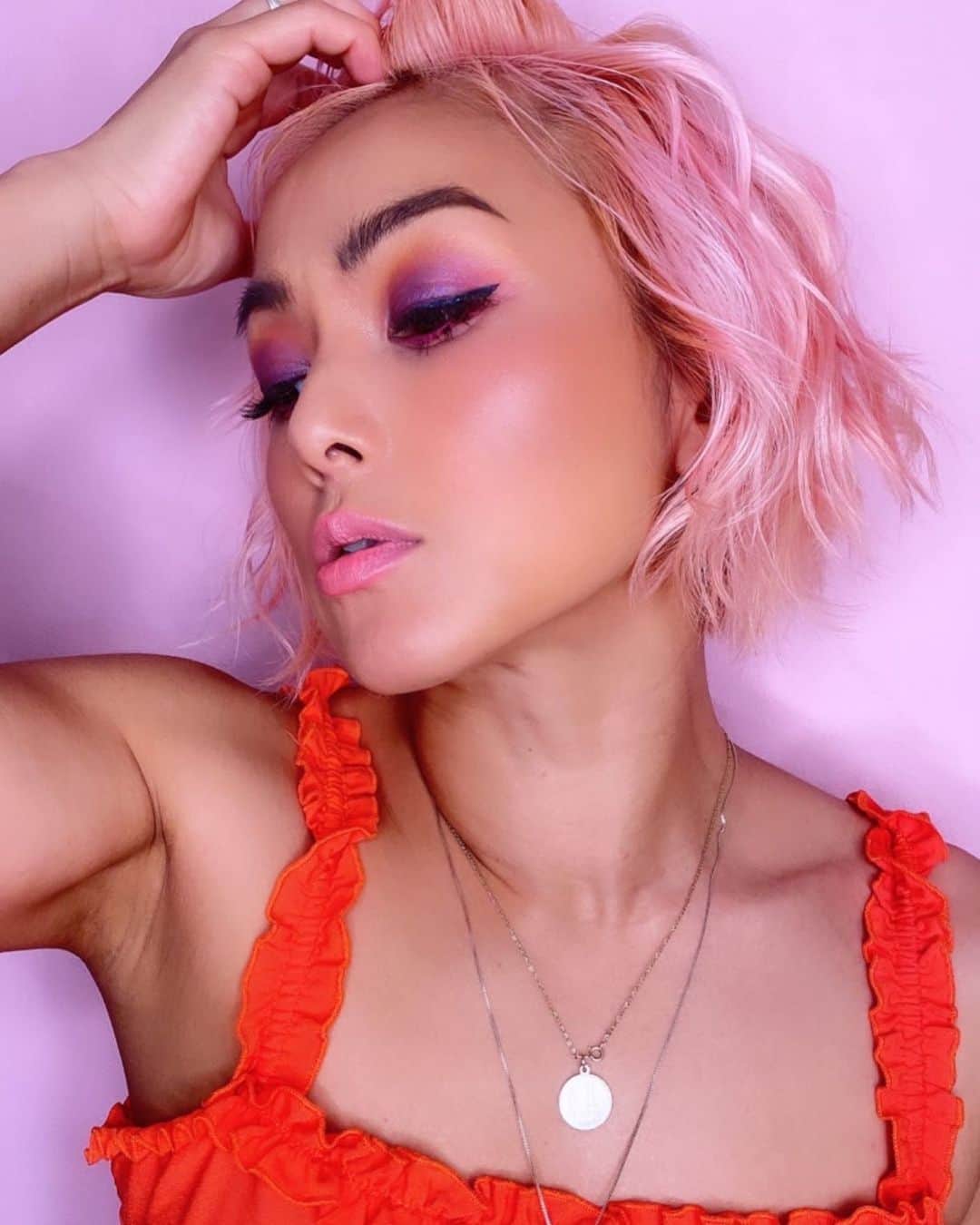 Nazukiのインスタグラム：「💗 𝓢𝓤𝓝𝓢𝓔𝓣 𝓜𝓐𝓚𝓔 𝓤𝓟 💗﻿ ﻿ 夏の夕日のようなイメージの、カラーリングでヘアメイクしてもらいました﻿ 🌆💜💗🧡﻿ ﻿ #hairmake﻿ @wmwmarianu ﻿ ﻿ #hairmake #myphoto﻿ #photography #pink #orenge﻿ #popule #eyemake #sunset﻿ #sunsetmakeup ﻿ #dancer #mama #namalife﻿ ﻿ ﻿ ﻿ ﻿」