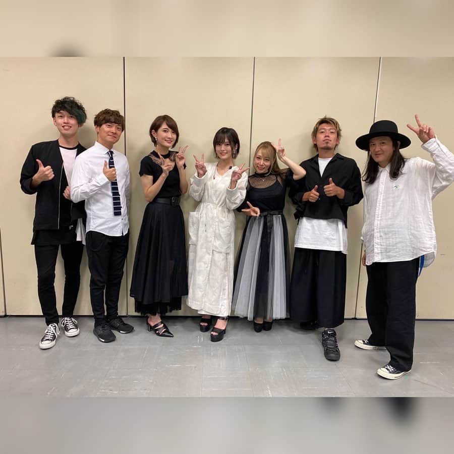 のインスタグラム：「🌸 インスタにアップするのが壮絶に遅くなってしまいましたが💦 15日のCDTVライブ！ライブ！に出演するさや姉様をチームSYでサポートさせていただきました🎸 . 「春はもうすぐ」…なんて良い曲なんだ✨ さや姉様素敵だったーーー😍 久しぶりにチームSYで集まることができて、さや姉様の歌声を堪能しながらサポートさせていただけて私はとってもとっても幸せでございました❤️ 本当にありがとうございました！！ . 早くまたライブができますように&みんなに会えますように🥰 . 追伸 asamiさんとバイツピースでお写真を撮るという個人的目標も達成できて嬉しかったです✌️❤️ ・ ・ #cdtvライブライブ  #山本彩 #春はもうすぐ #チームSY」